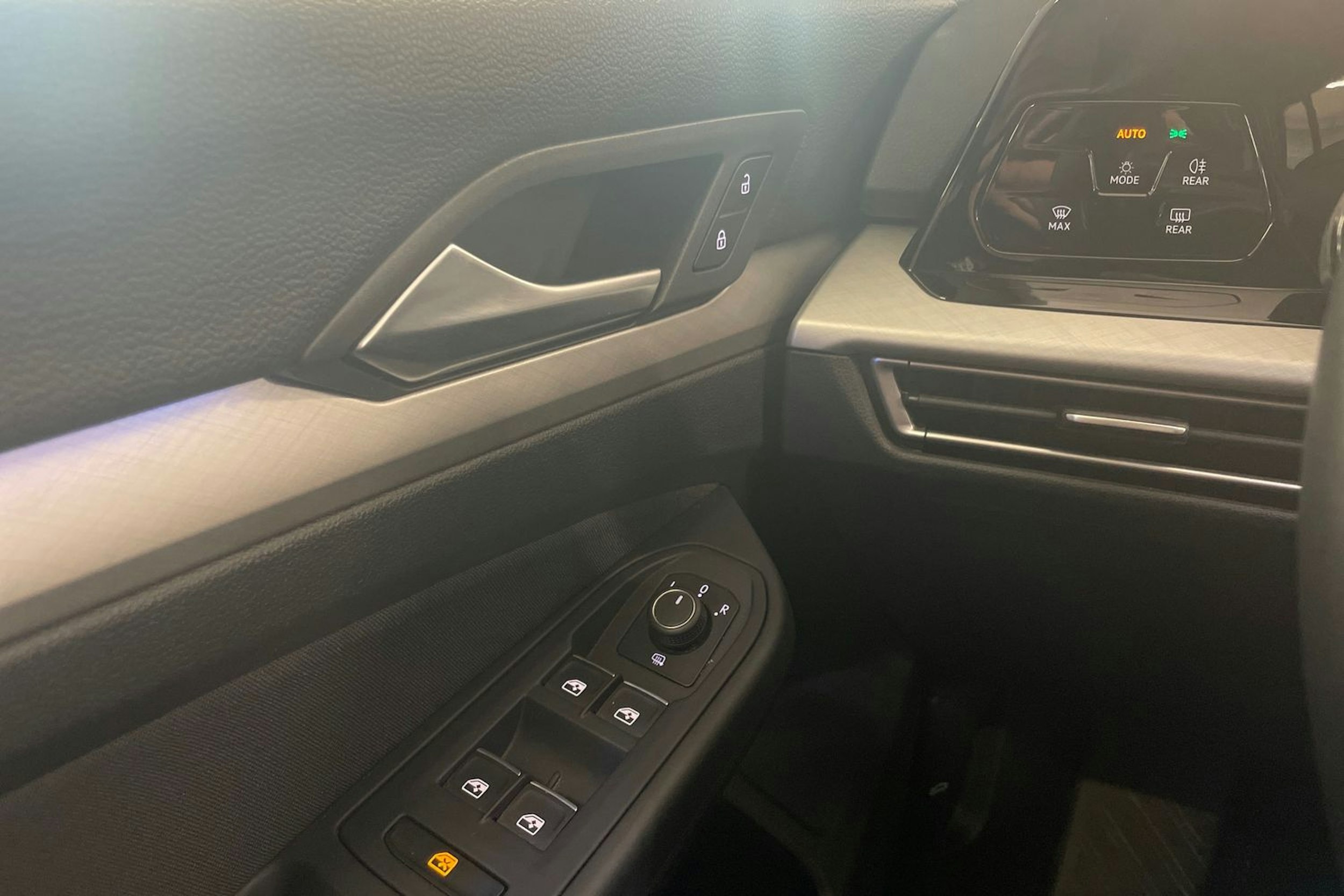 valkoinen Volkswagen Golf 2021 kuva 19.