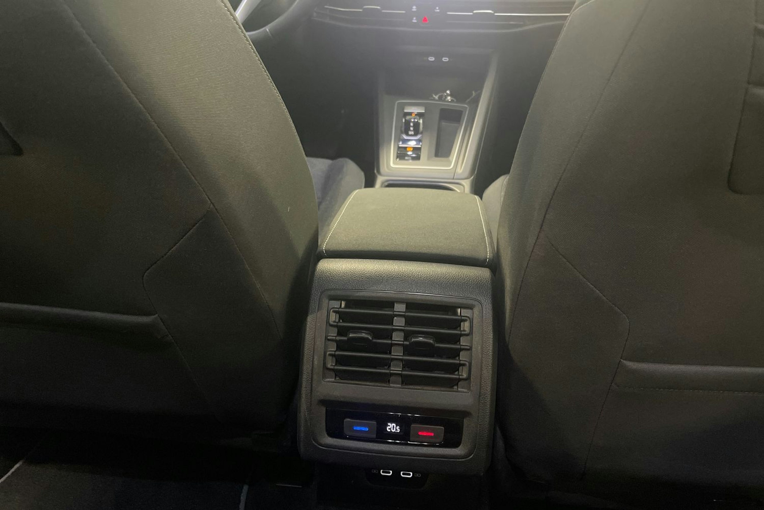 valkoinen Volkswagen Golf 2021 kuva 20.
