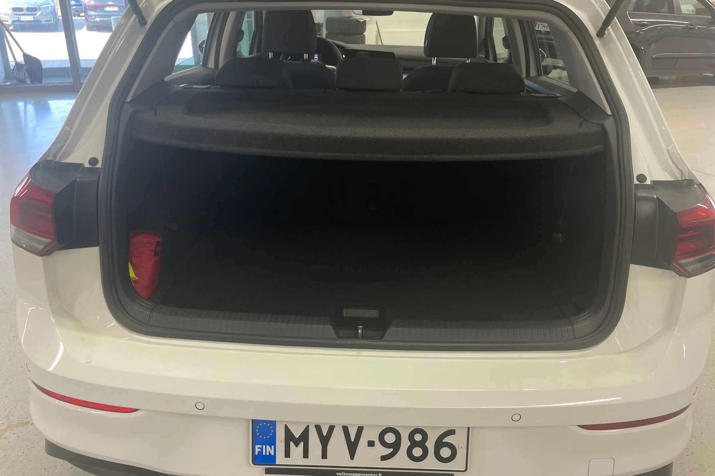 valkoinen Volkswagen Golf 2021 kuva 21.