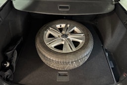 punainen Volkswagen Golf 2021 kuva 13.