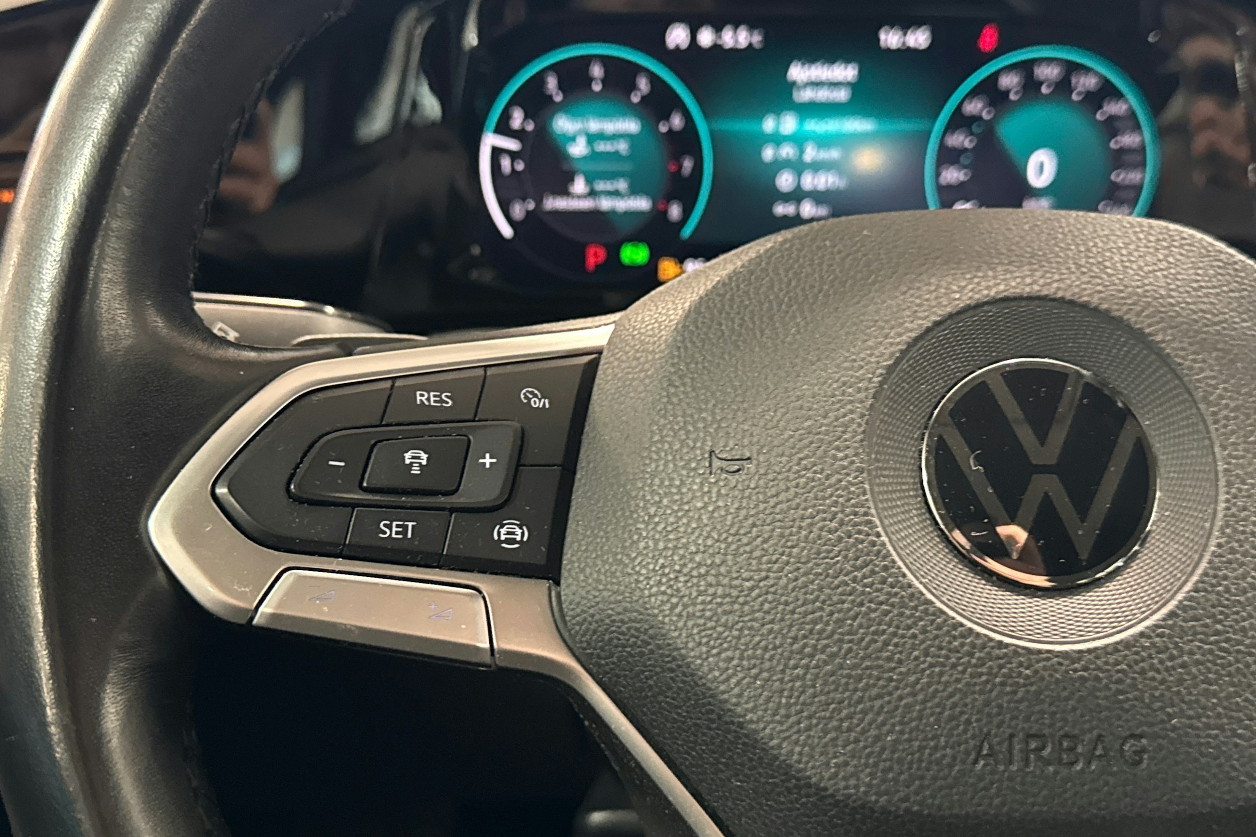 punainen Volkswagen Golf 2021 kuva 17.