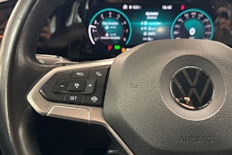 punainen Volkswagen Golf 2021 kuva 17.