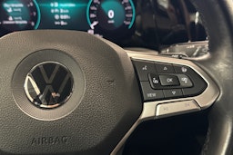 punainen Volkswagen Golf 2021 kuva 18.