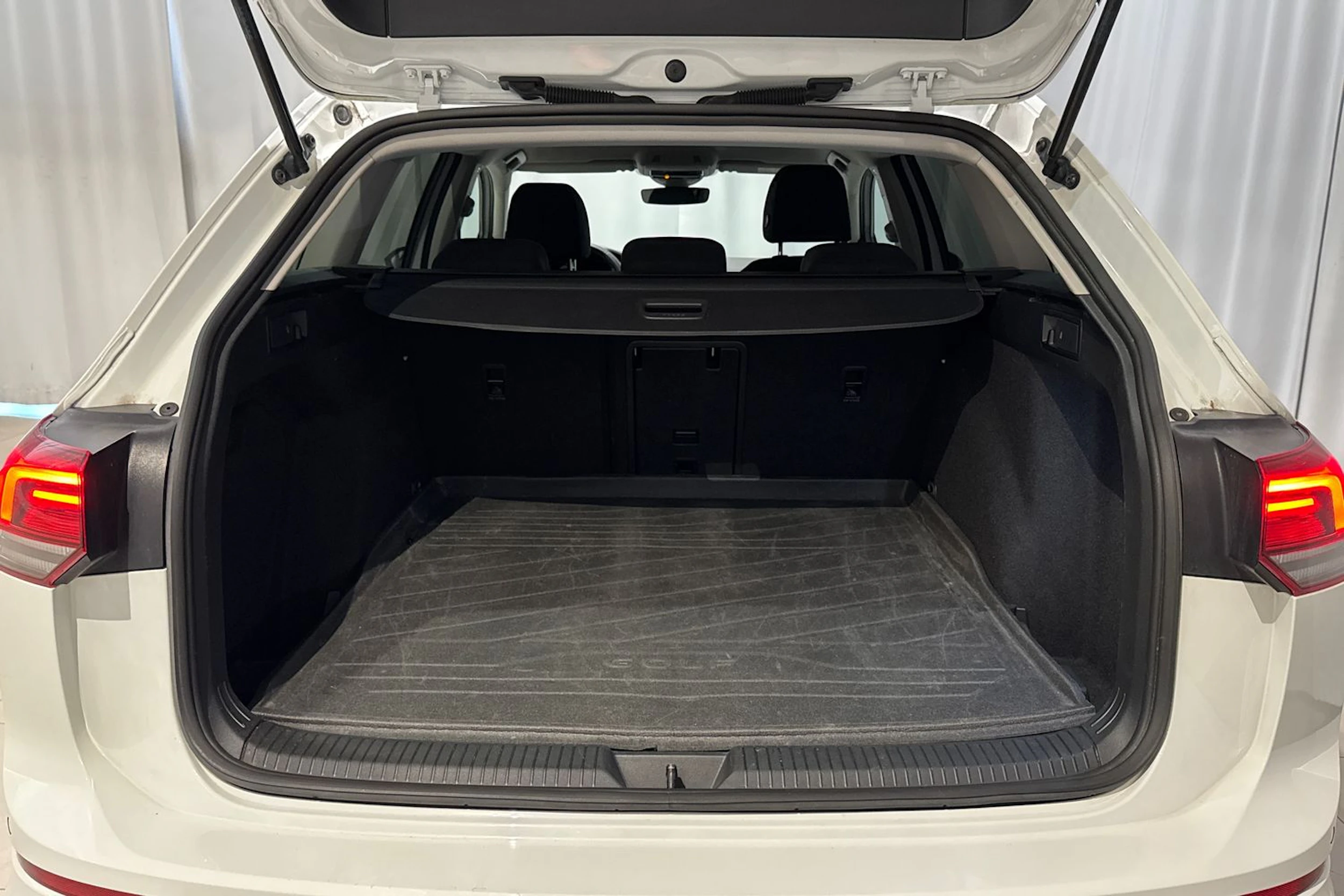 valkoinen Volkswagen Golf 2021 kuva 13.