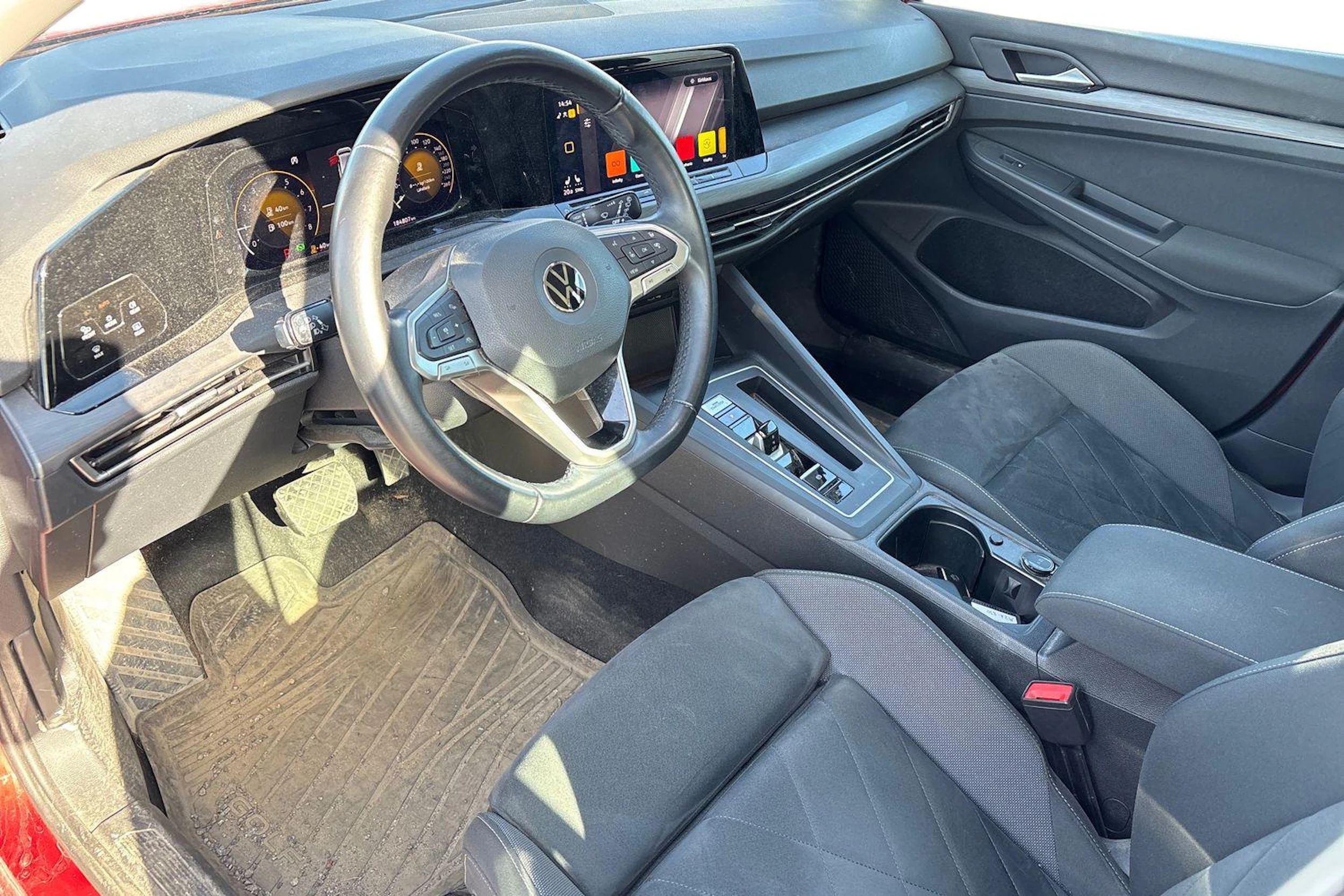 punainen Volkswagen Golf 2021 kuva 3.