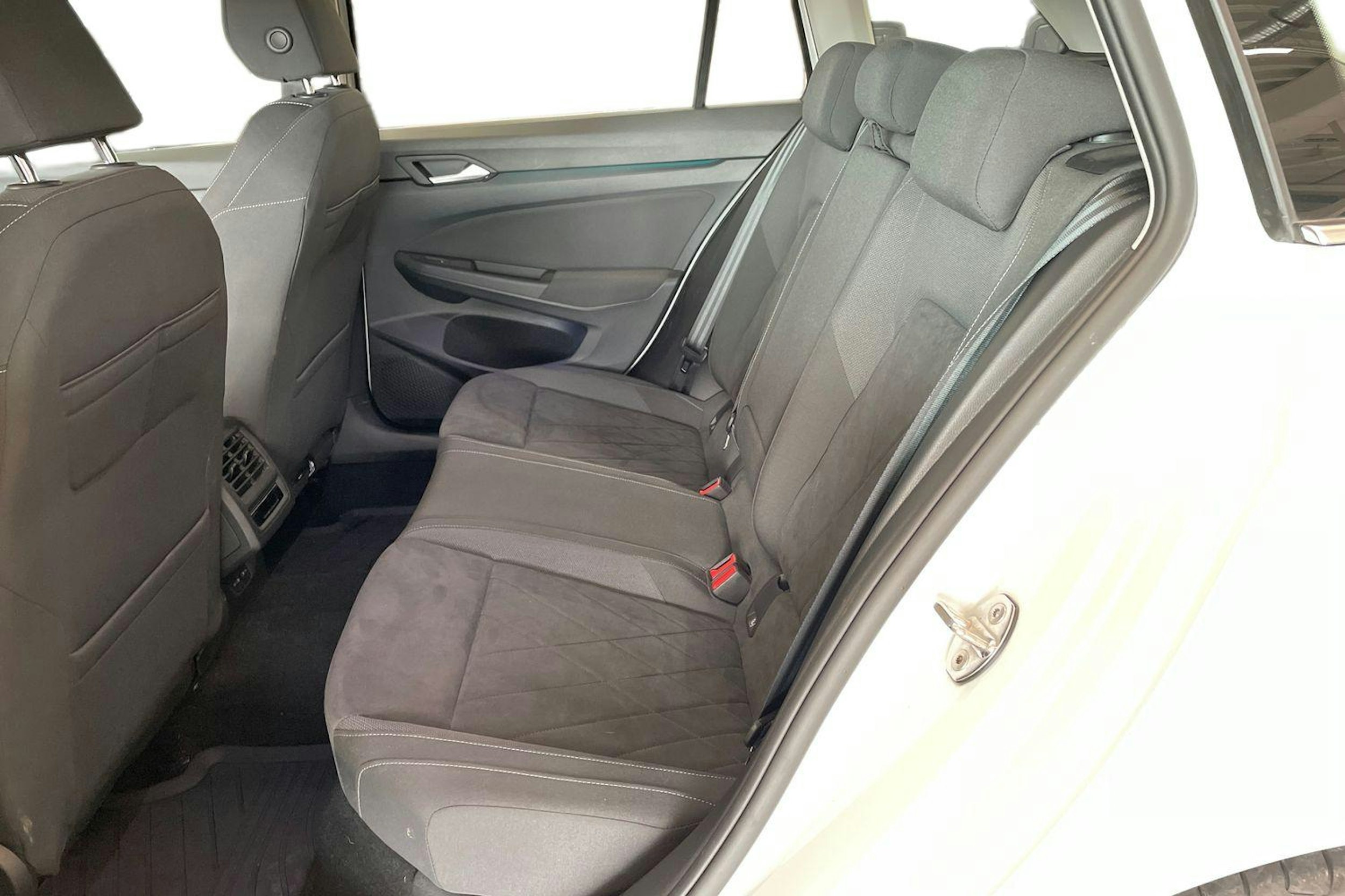 valkoinen Volkswagen Golf 2021 kuva 10.