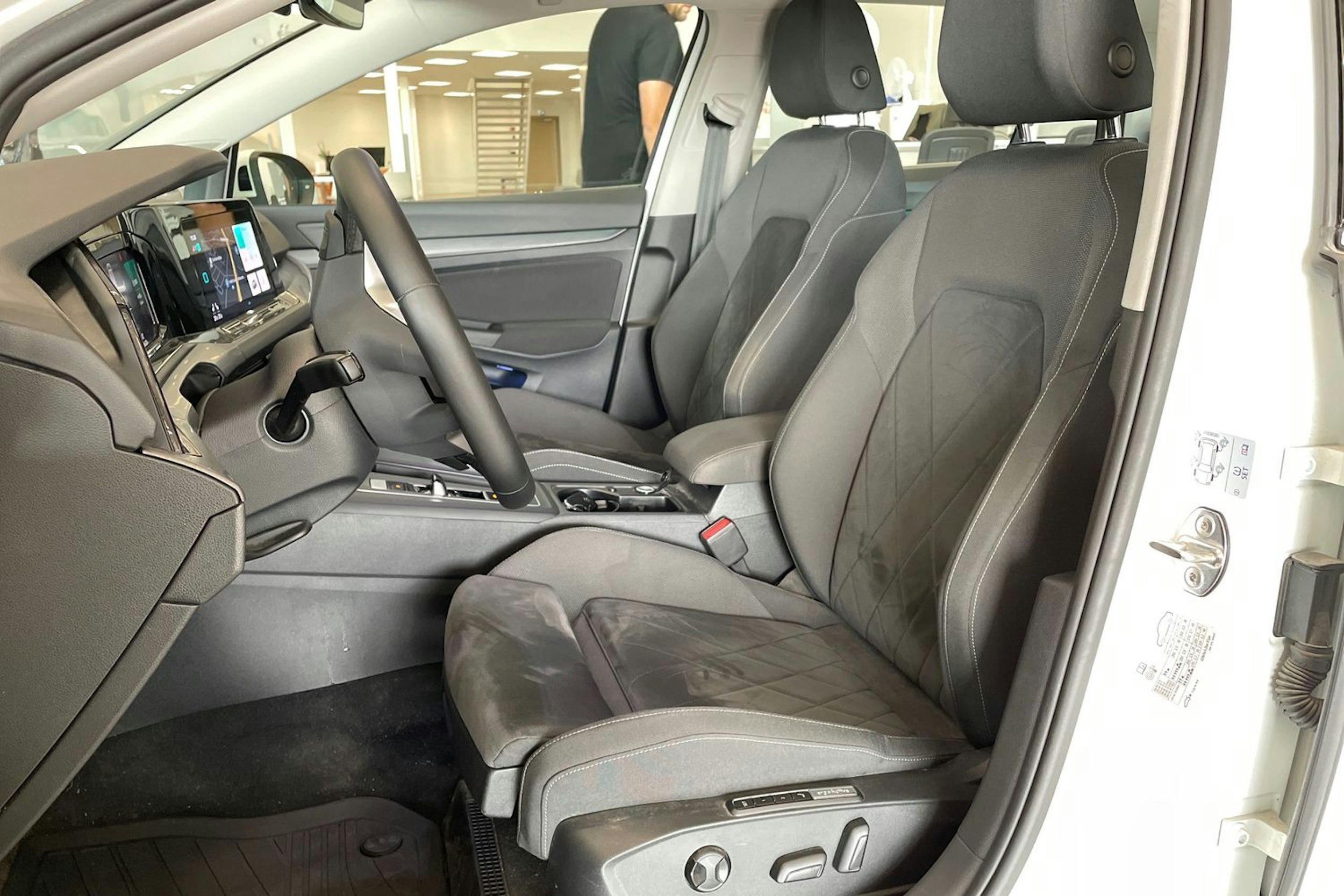 valkoinen Volkswagen Golf 2021 kuva 14.