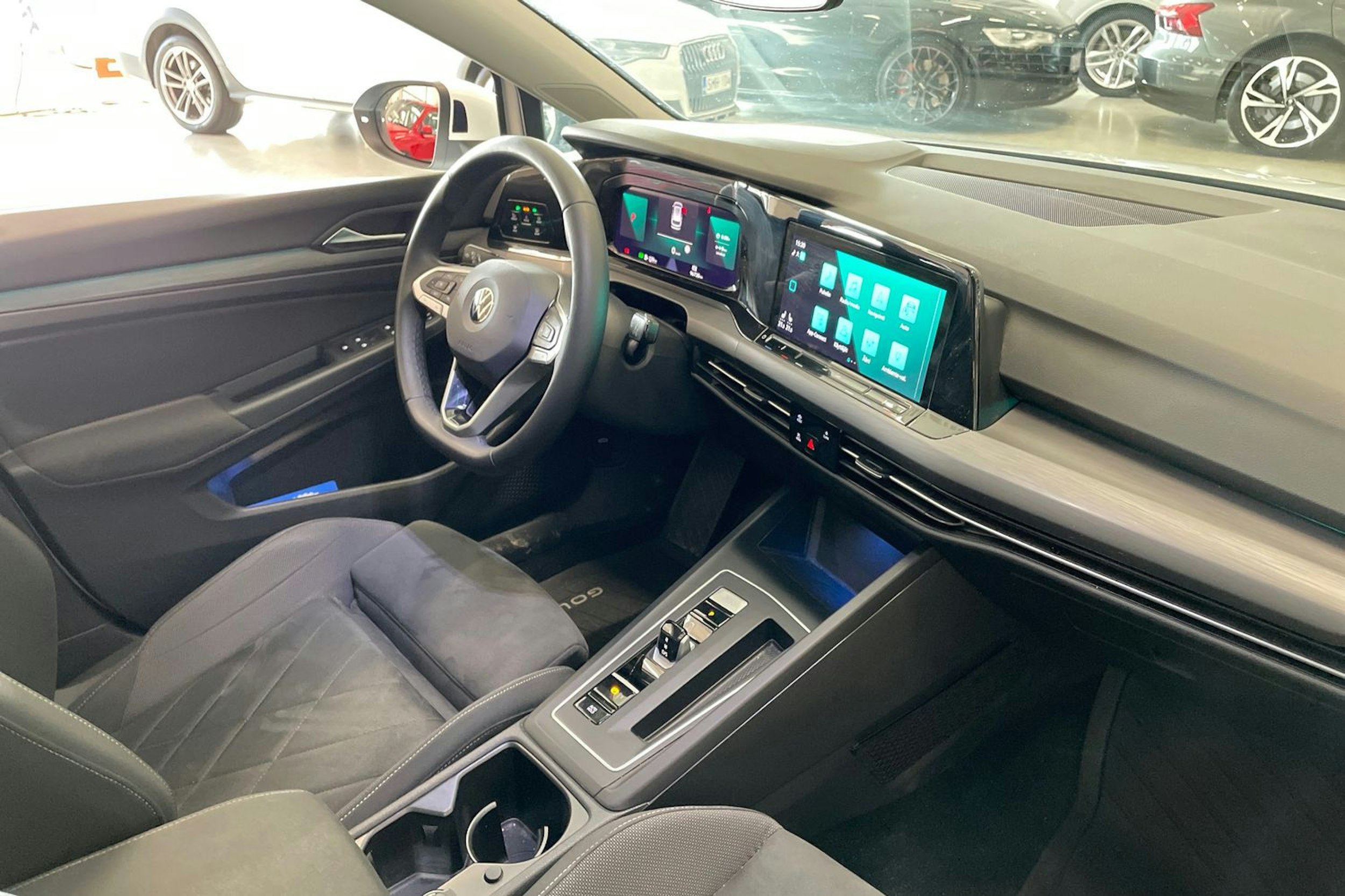 valkoinen Volkswagen Golf 2021 kuva 16.