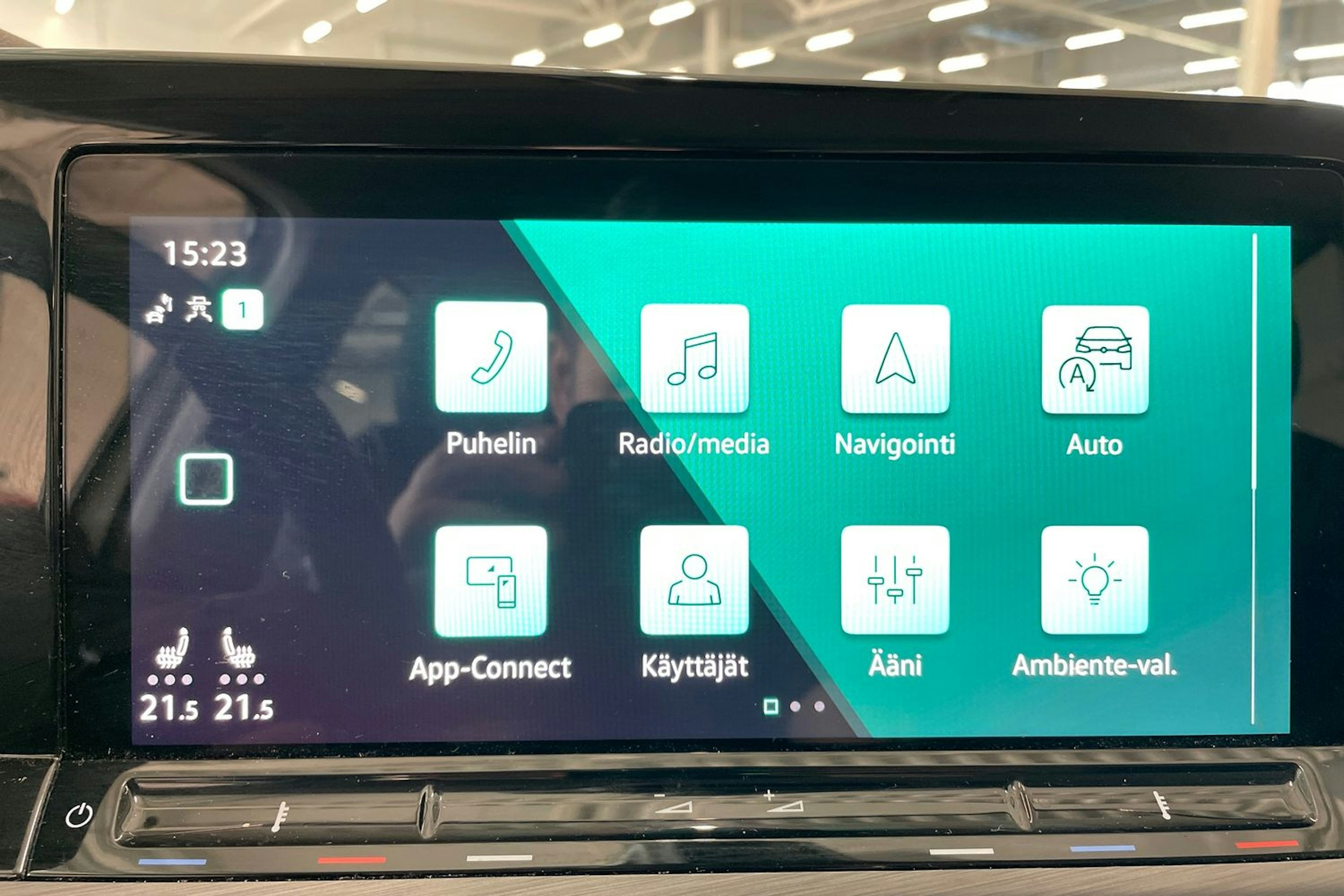 valkoinen Volkswagen Golf 2021 kuva 26.