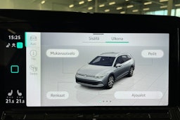valkoinen Volkswagen Golf 2021 kuva 32.