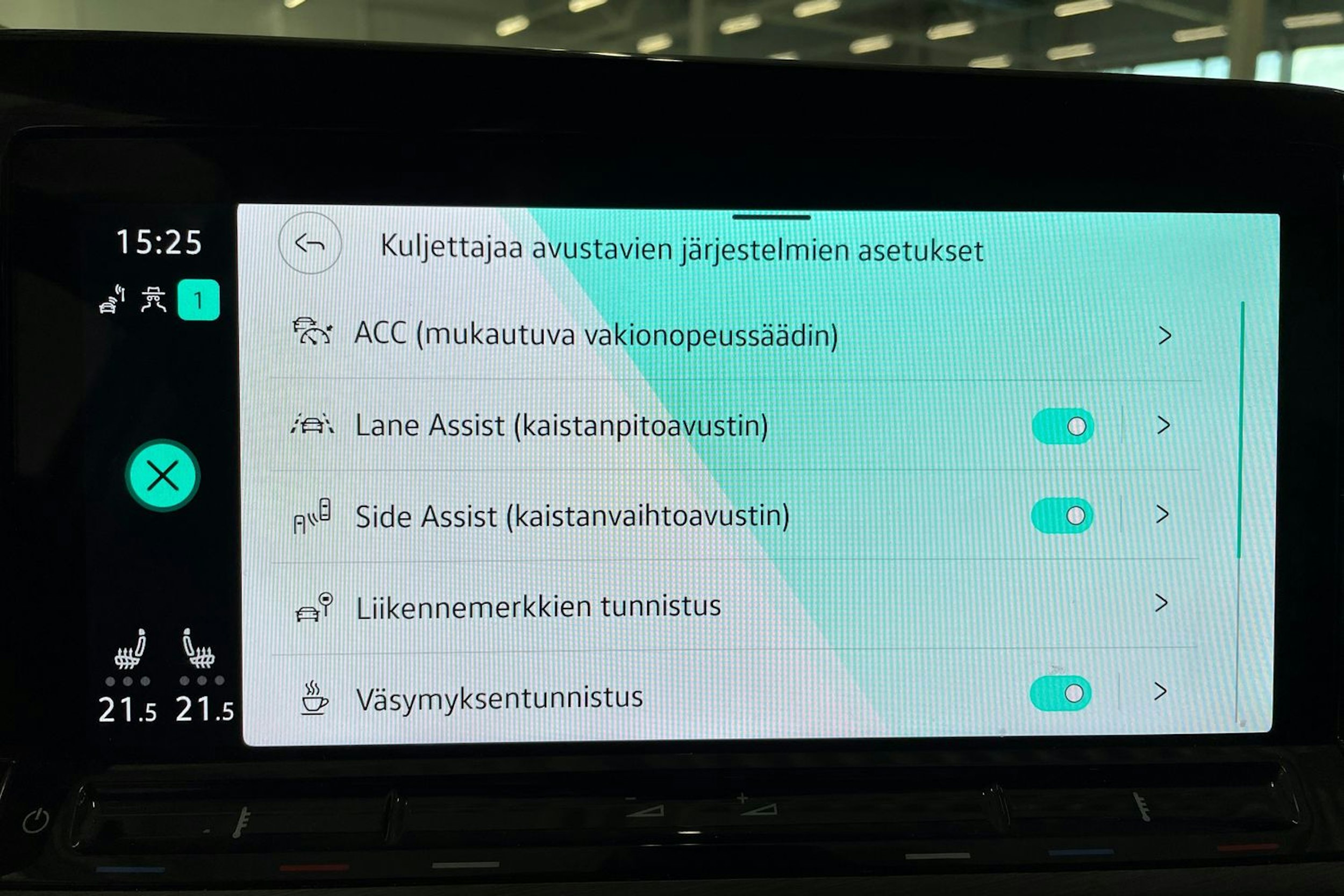 valkoinen Volkswagen Golf 2021 kuva 34.