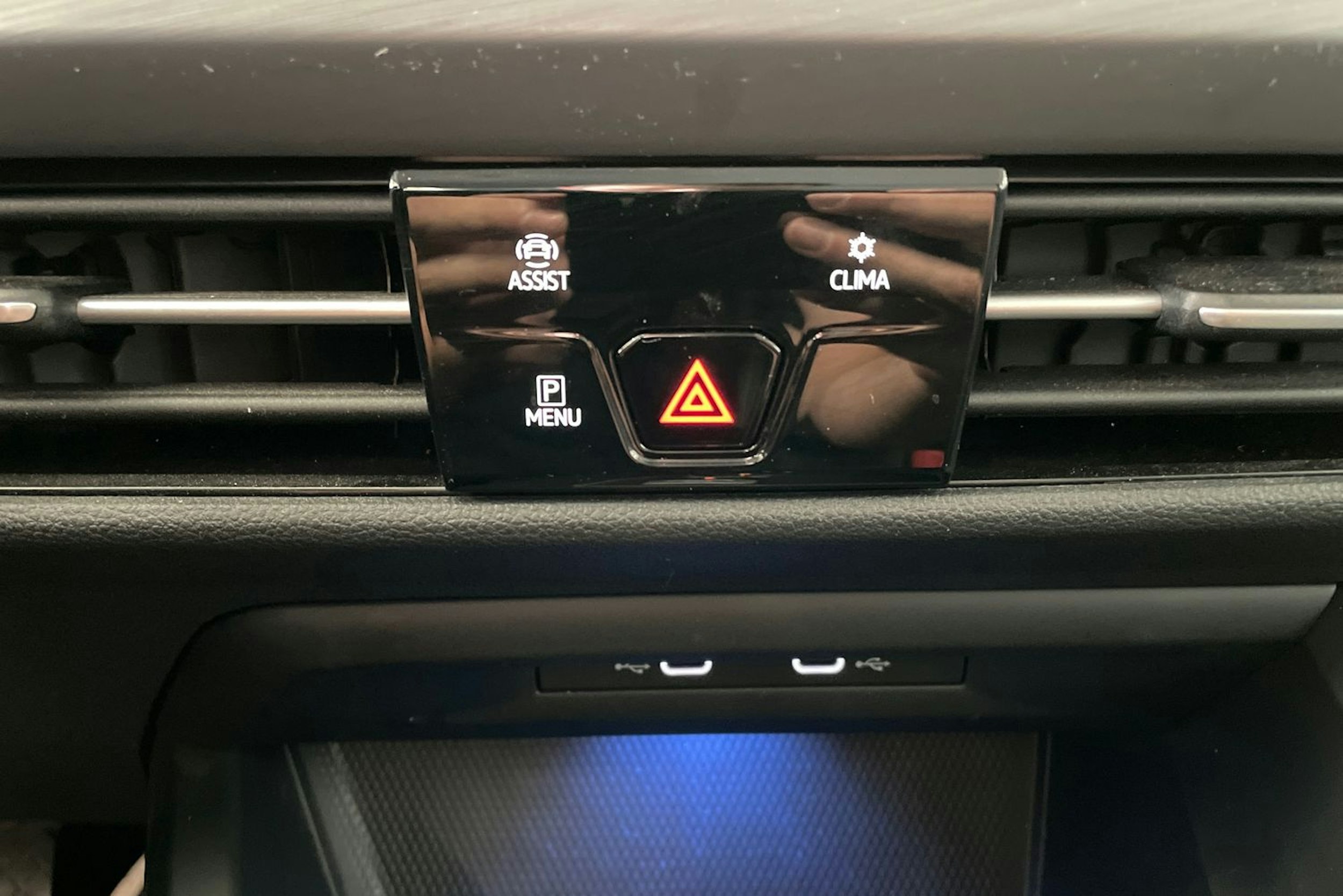 valkoinen Volkswagen Golf 2021 kuva 36.