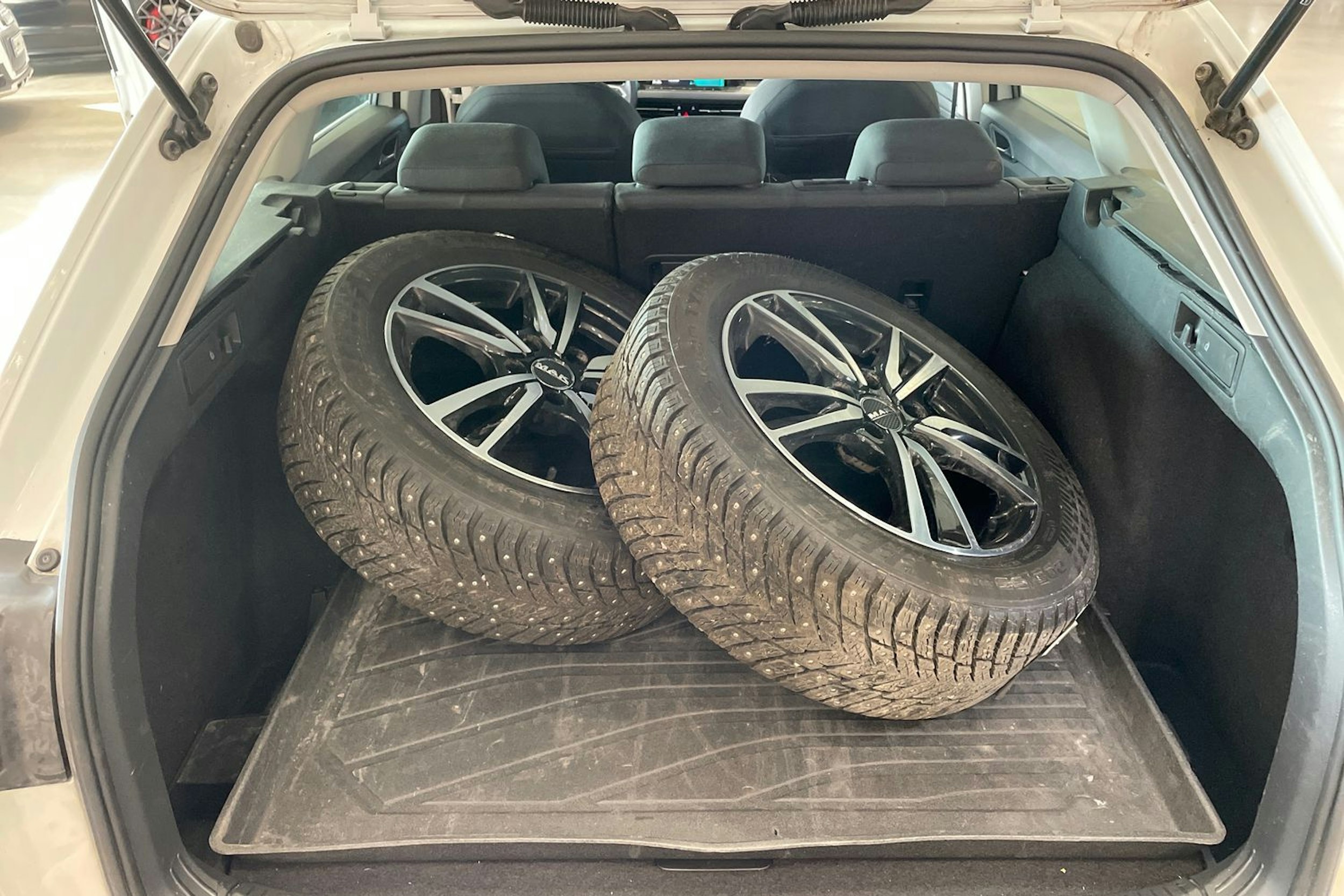 valkoinen Volkswagen Golf 2021 kuva 41.