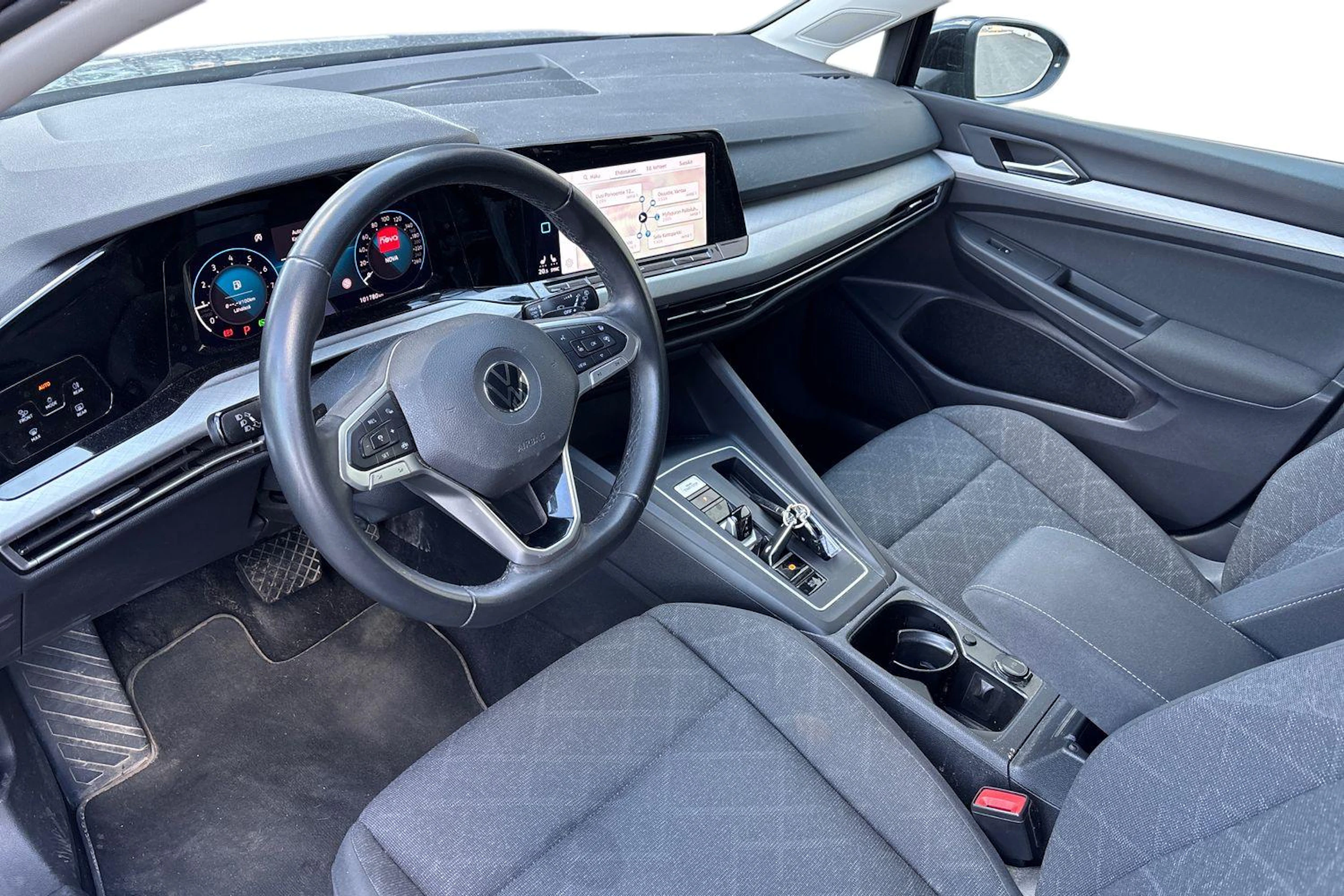 musta Volkswagen Golf 2021 kuva 3.