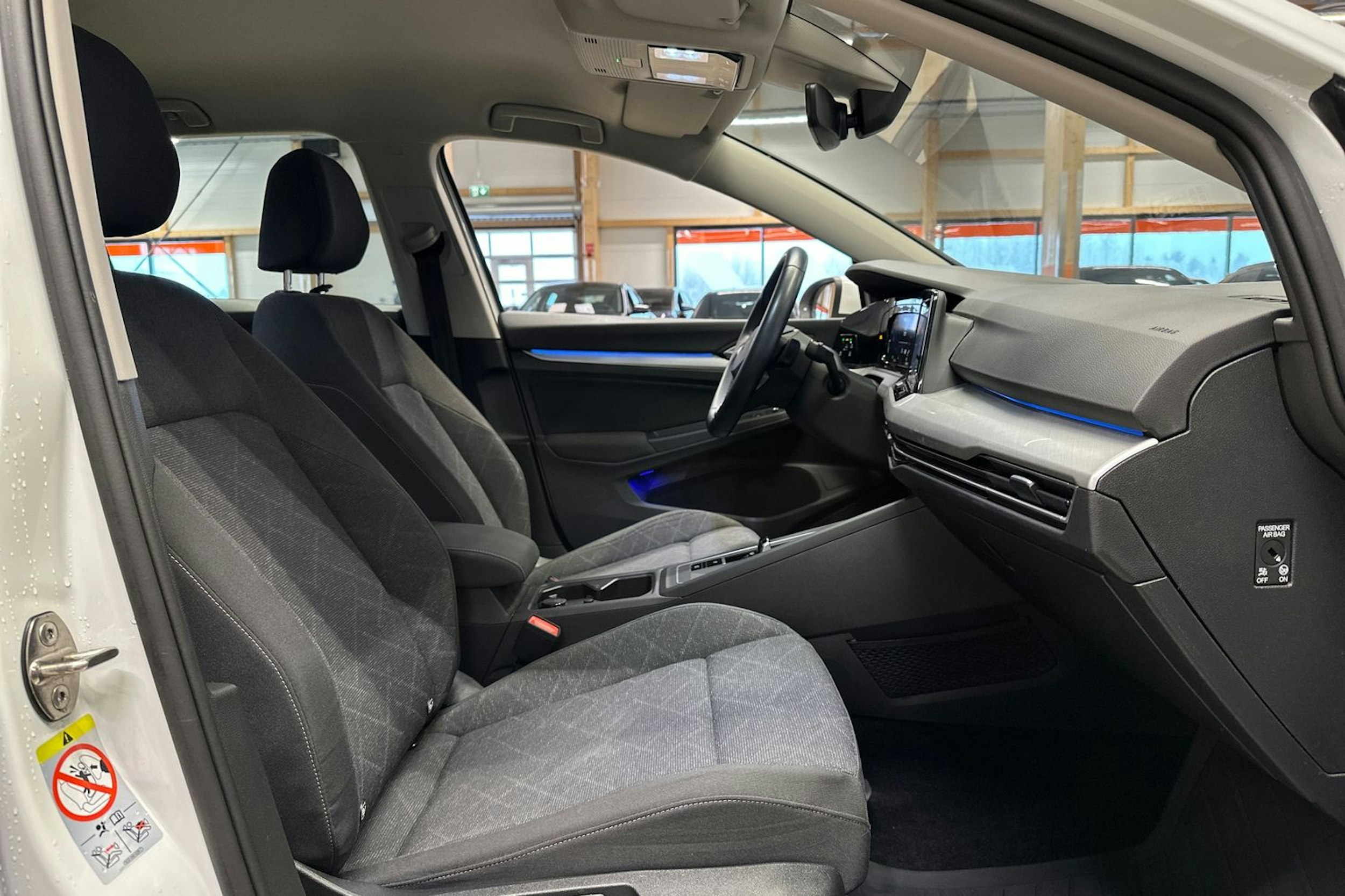 valkoinen Volkswagen Golf 2021 kuva 14.