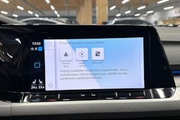 valkoinen Volkswagen Golf 2021 kuva 18.