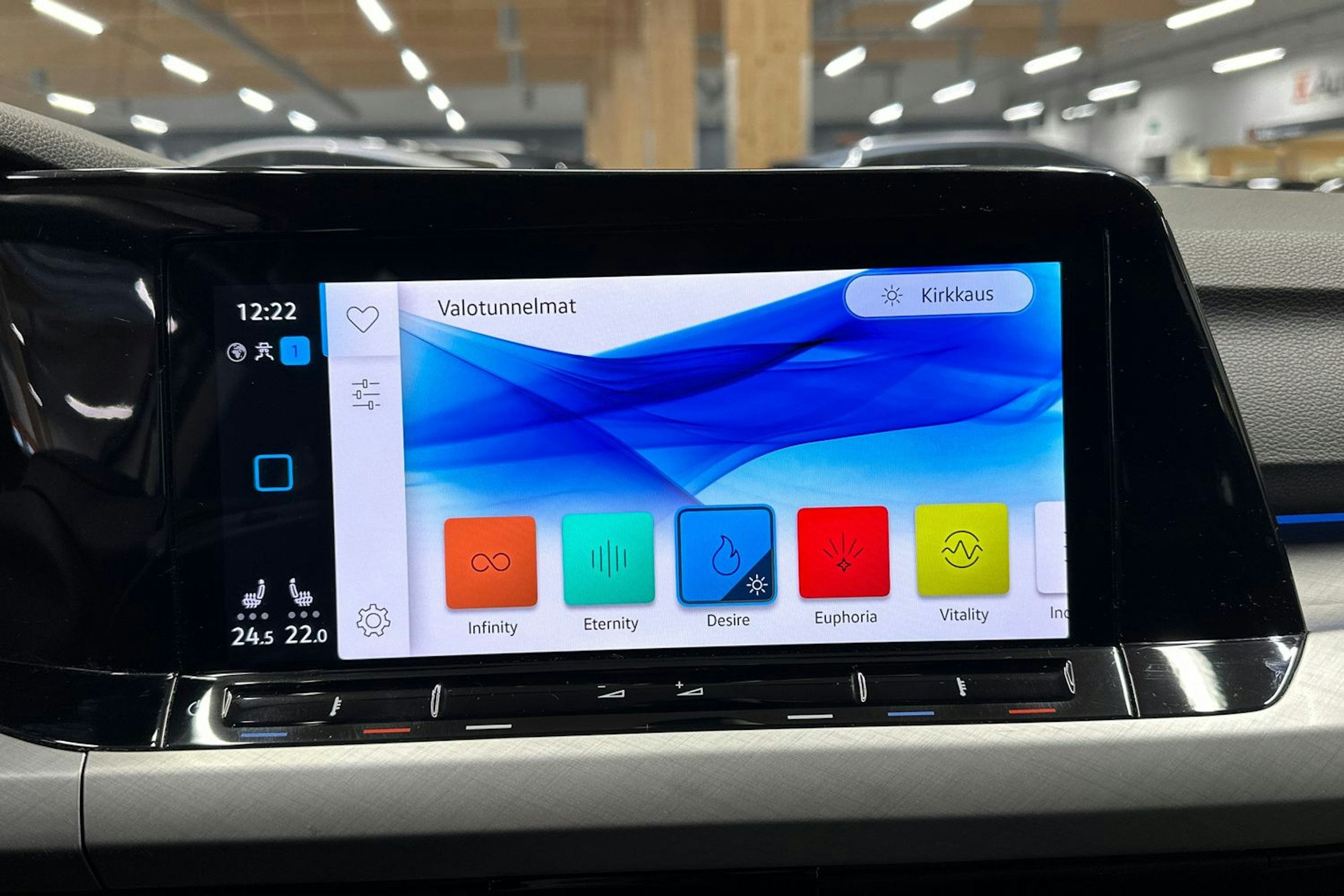 valkoinen Volkswagen Golf 2021 kuva 19.