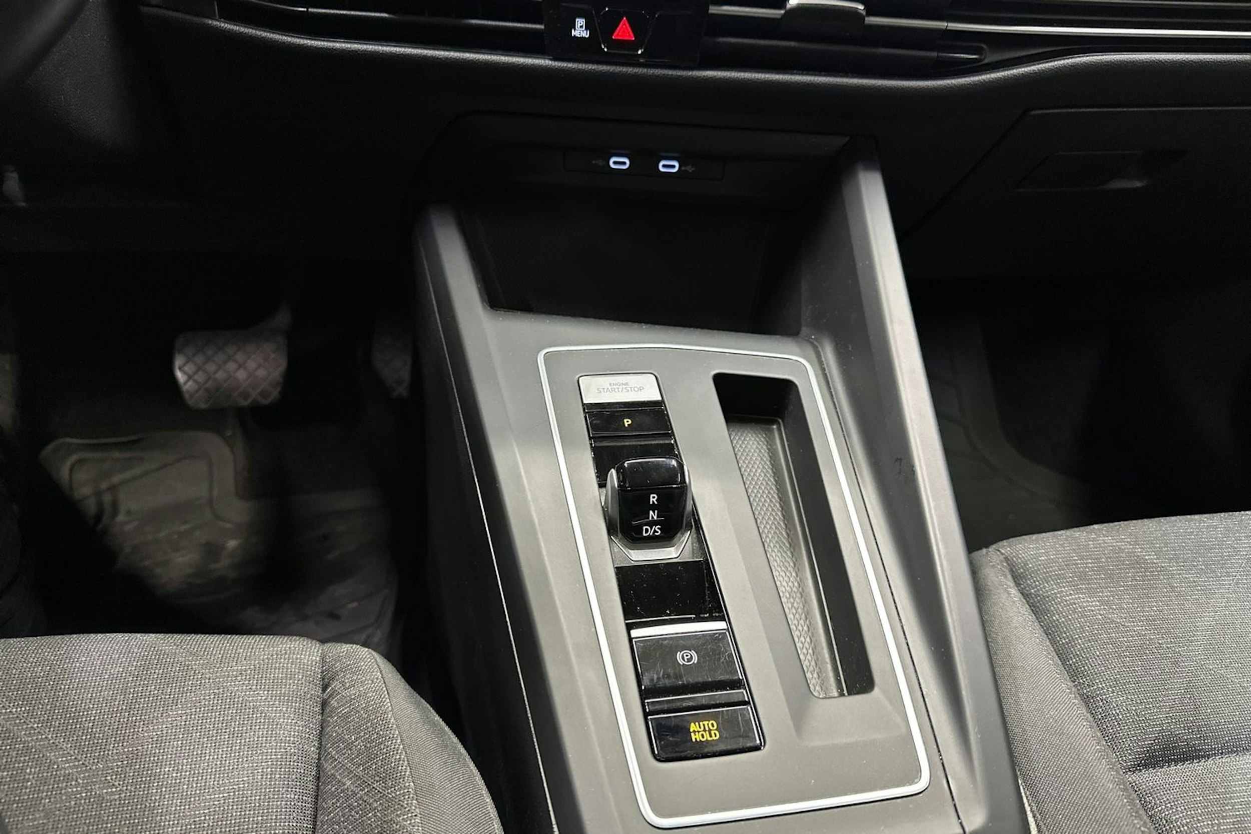 valkoinen Volkswagen Golf 2021 kuva 21.