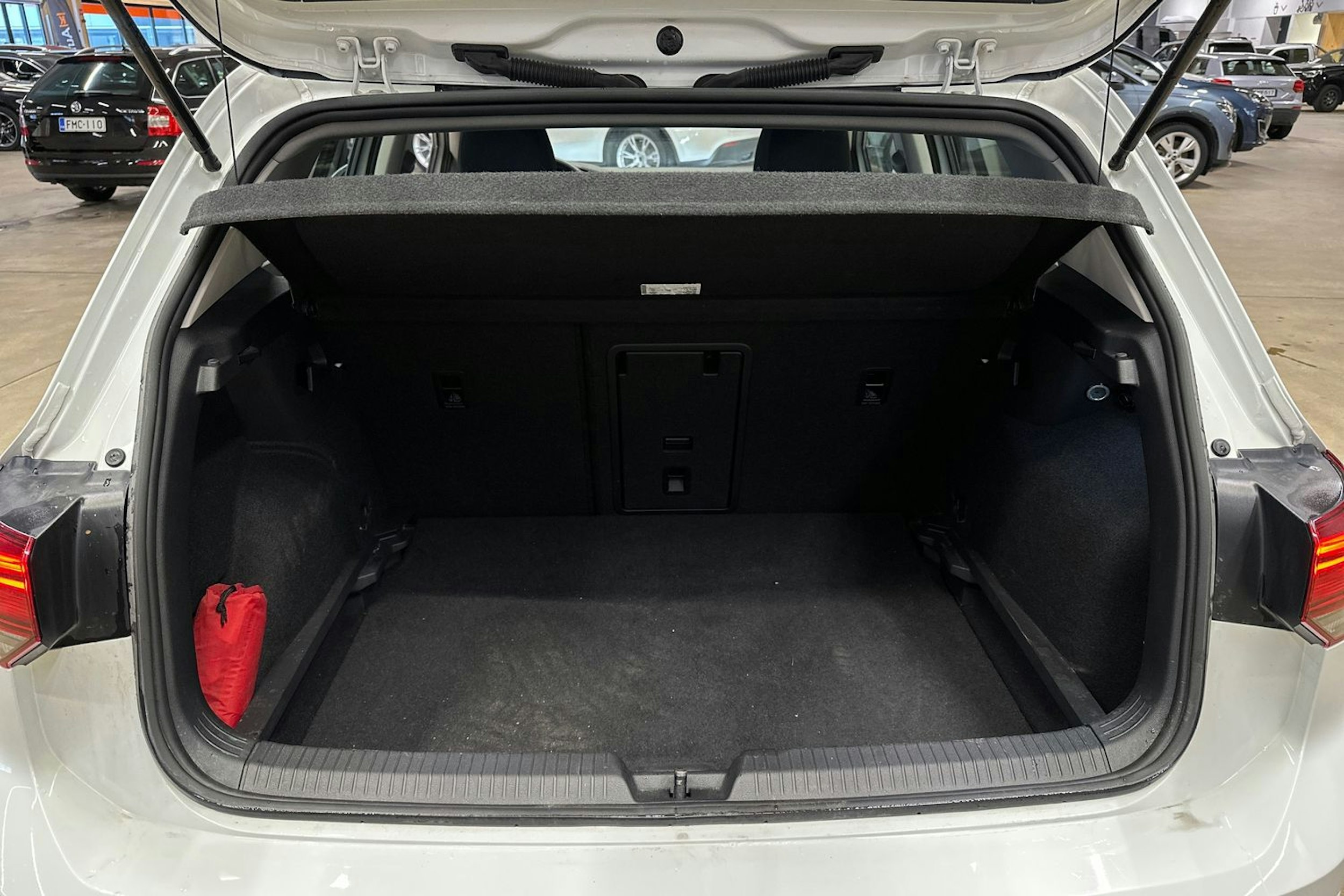 valkoinen Volkswagen Golf 2021 kuva 27.