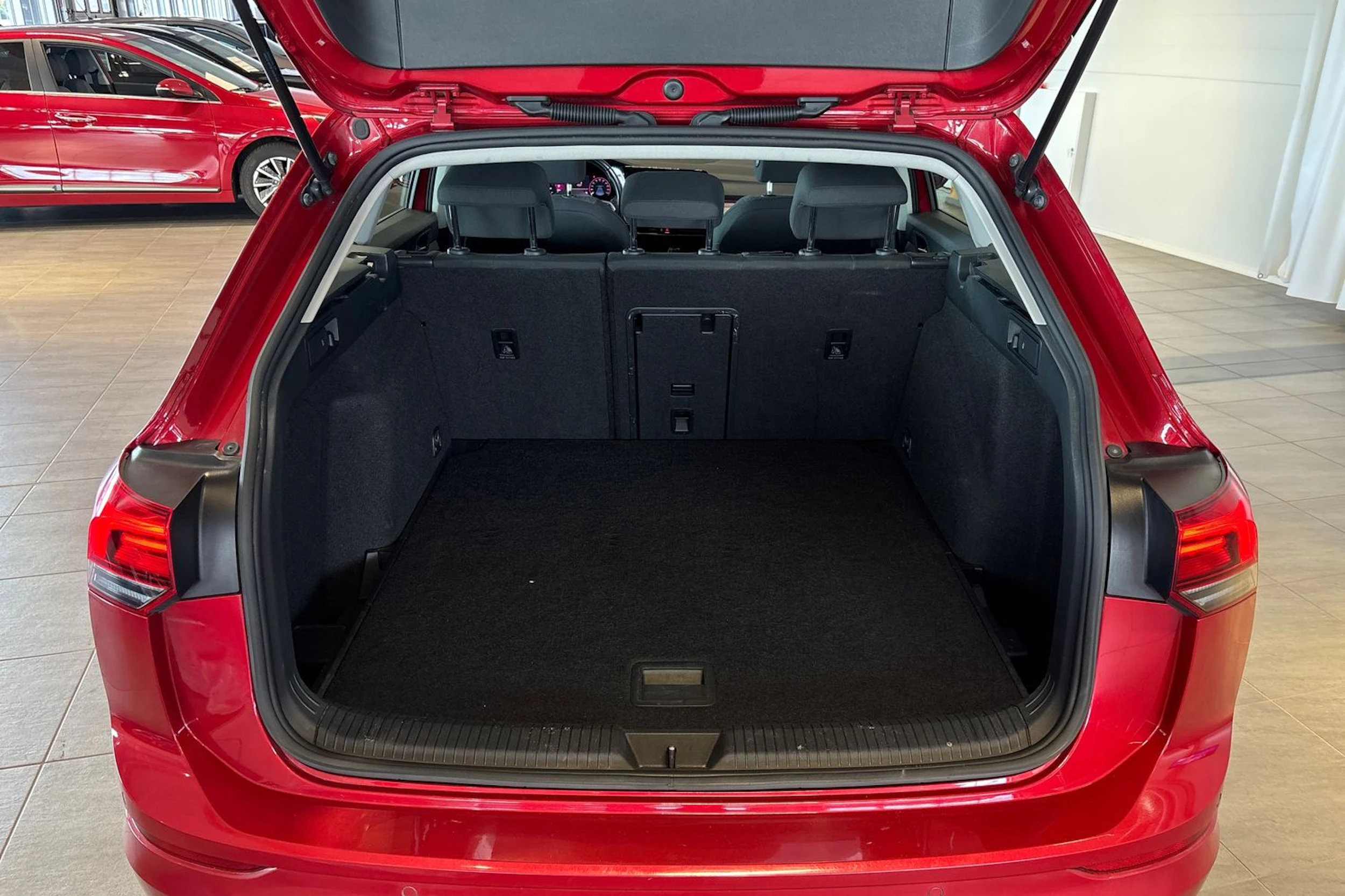 Punainen Volkswagen GOLF 2021 kuva 11.