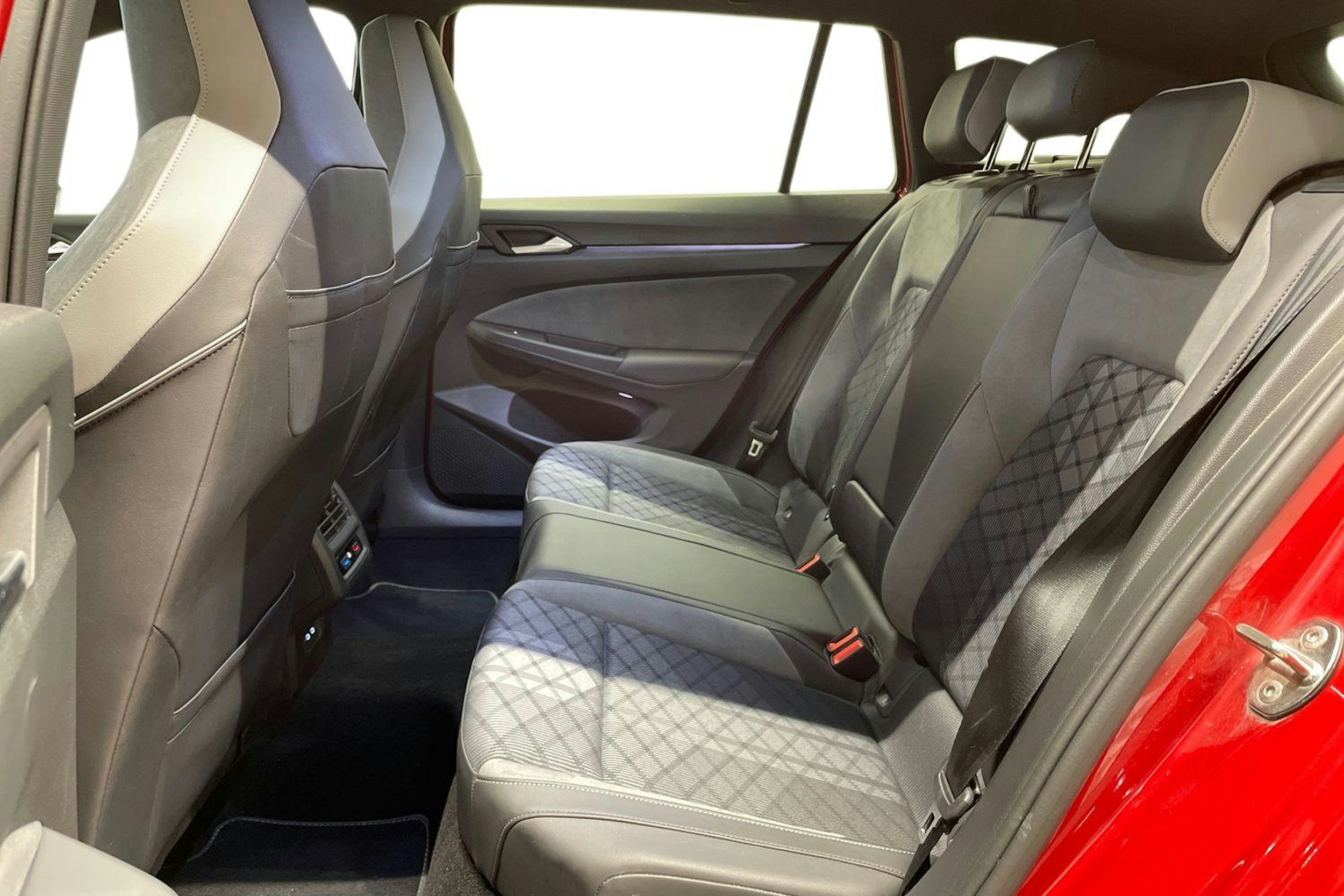 Punainen Volkswagen GOLF 2021 kuva 10.