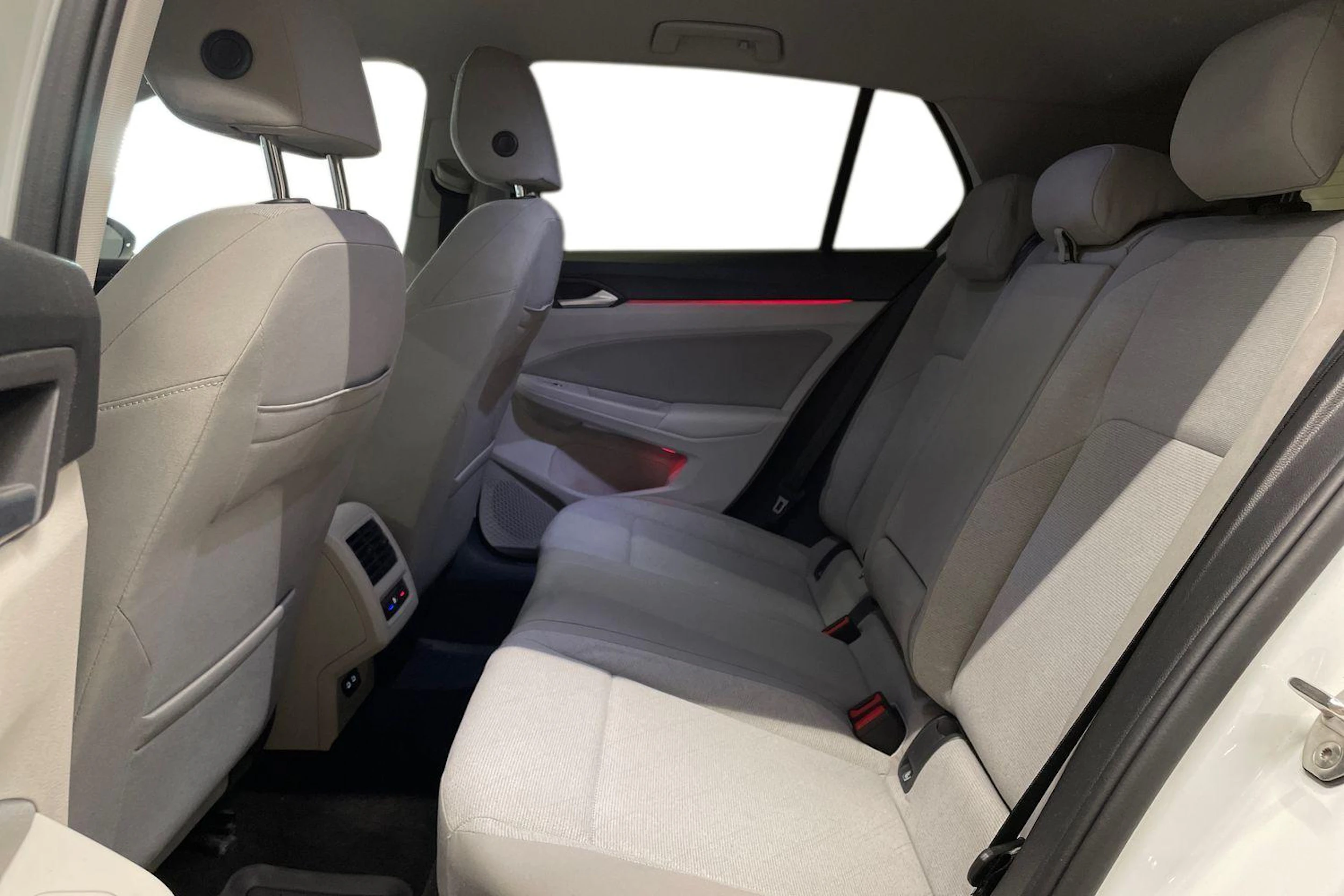 valkoinen Volkswagen Golf 2021 kuva 8.