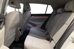 valkoinen Volkswagen Golf 2021 kuva 8.