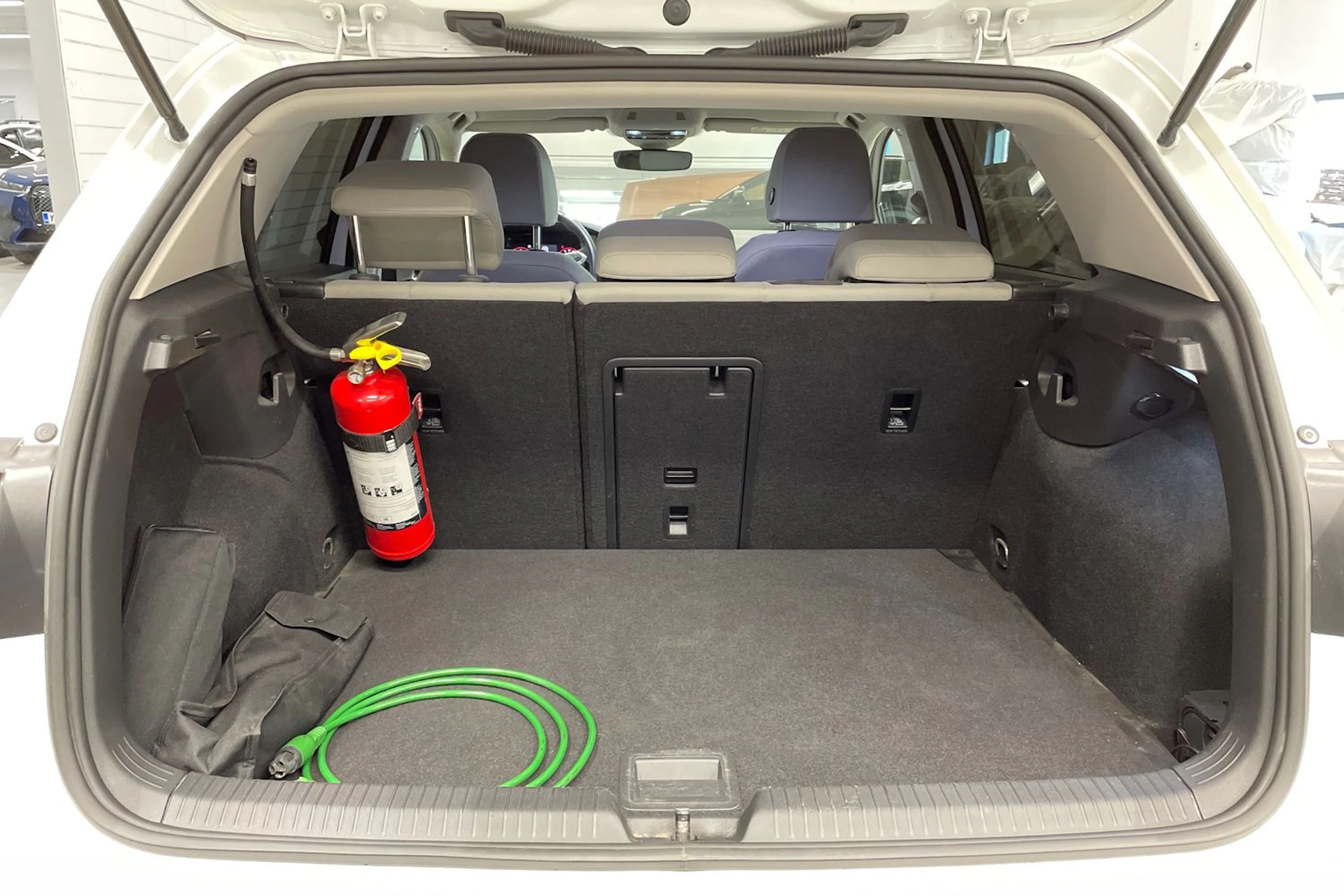 valkoinen Volkswagen Golf 2021 kuva 12.