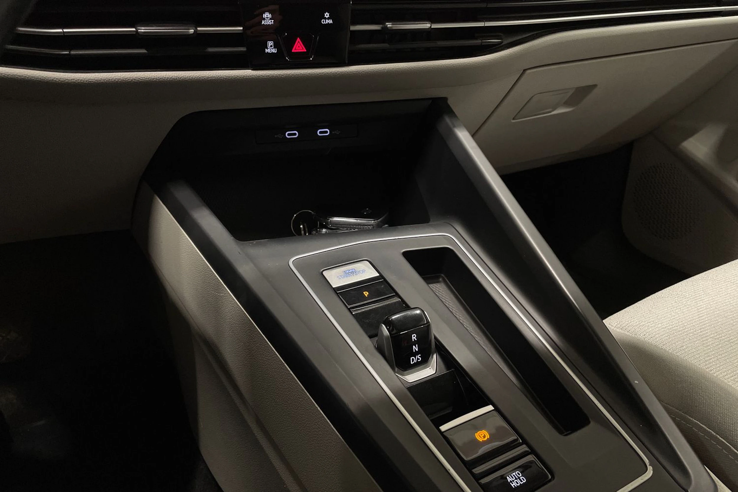 valkoinen Volkswagen Golf 2021 kuva 23.