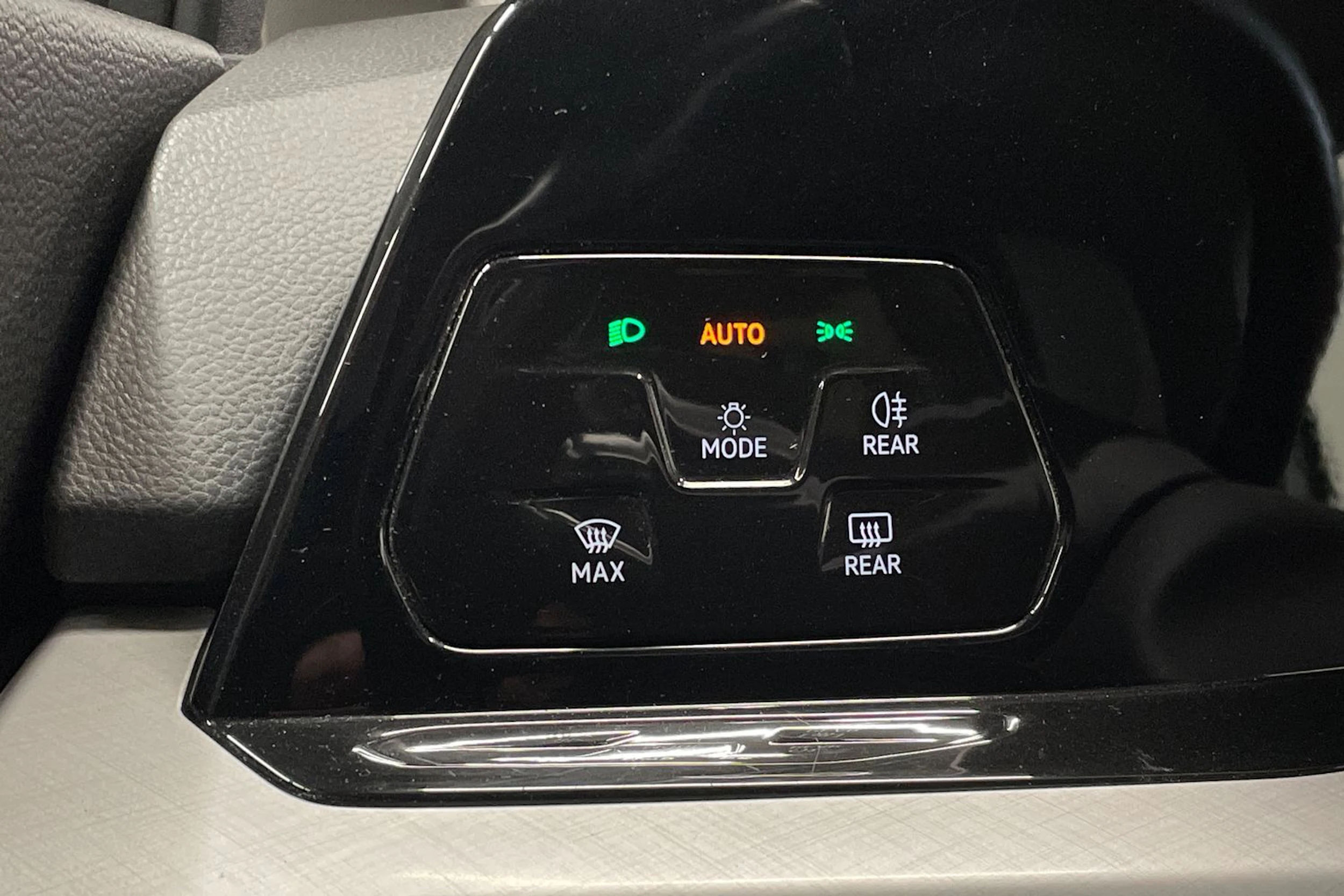 valkoinen Volkswagen Golf 2021 kuva 24.