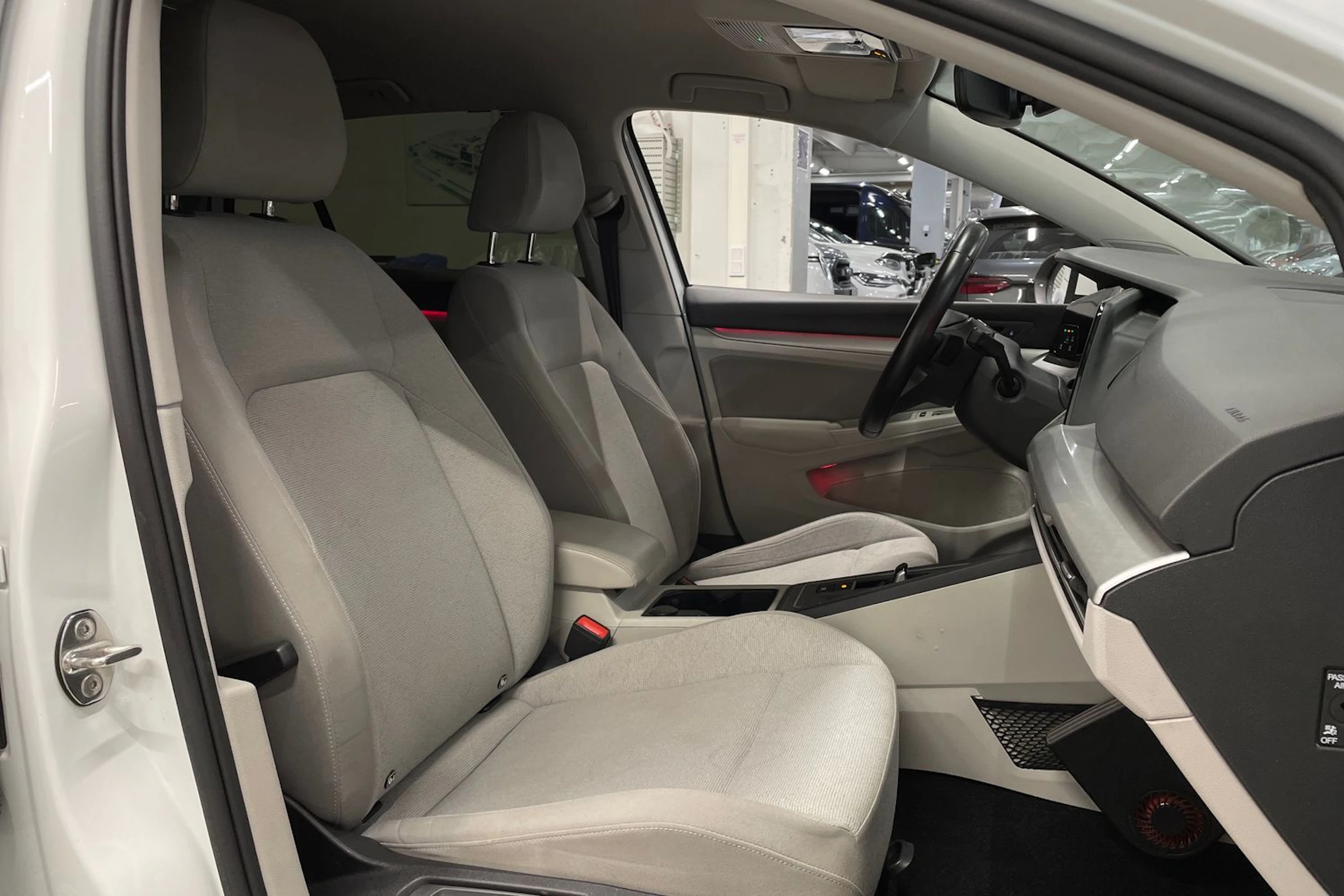 valkoinen Volkswagen Golf 2021 kuva 28.