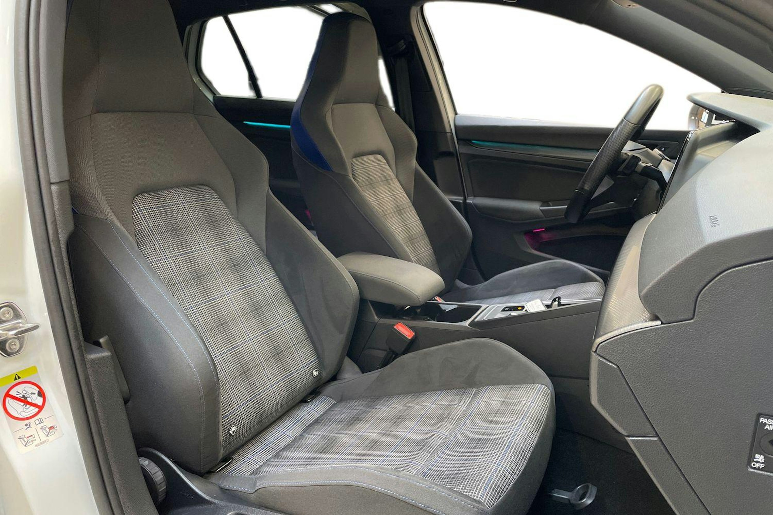 valkoinen Volkswagen Golf 2021 kuva 10.