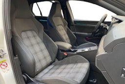 valkoinen Volkswagen Golf 2021 kuva 10.