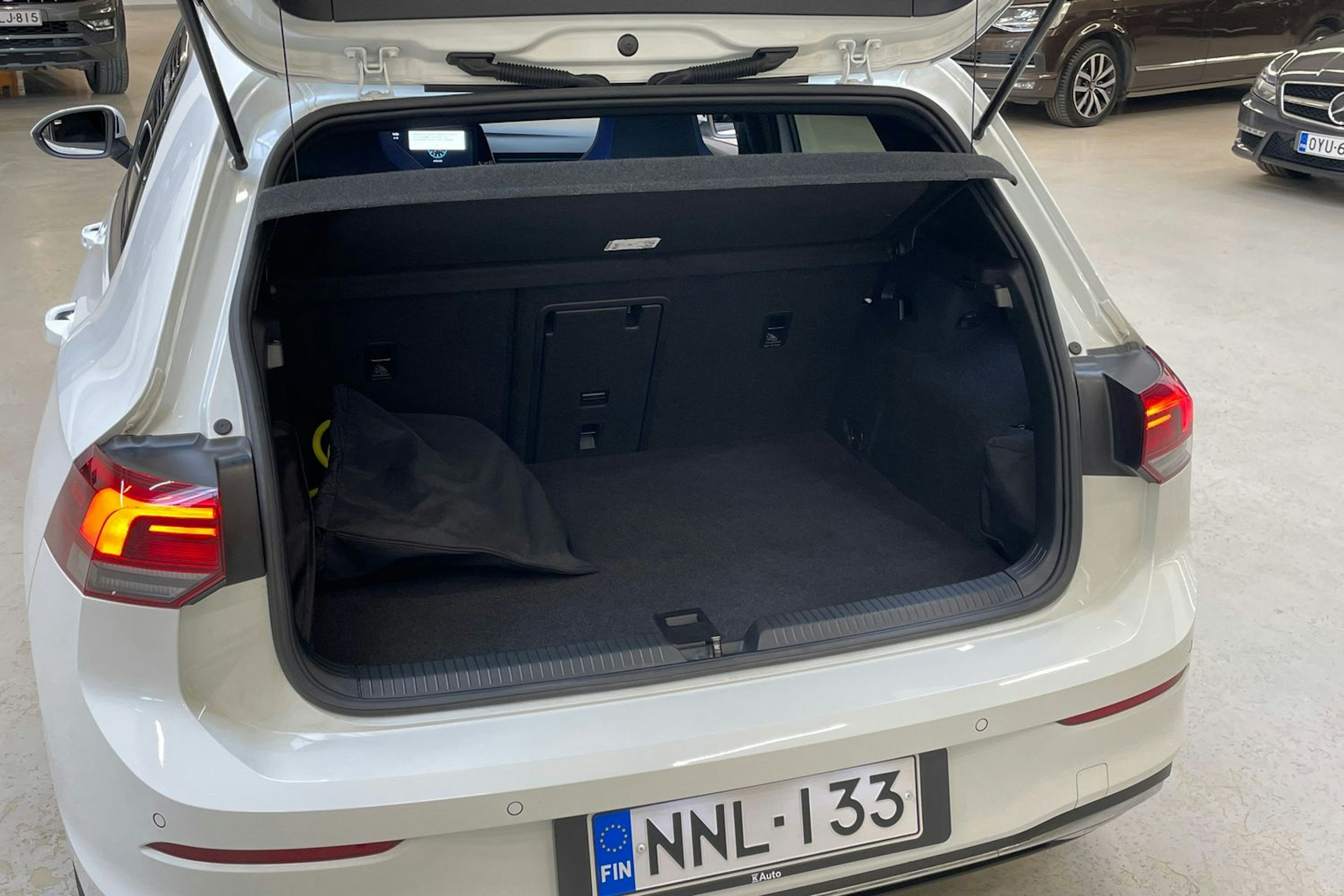 valkoinen Volkswagen Golf 2021 kuva 14.