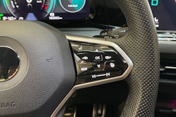 valkoinen Volkswagen Golf 2021 kuva 18.