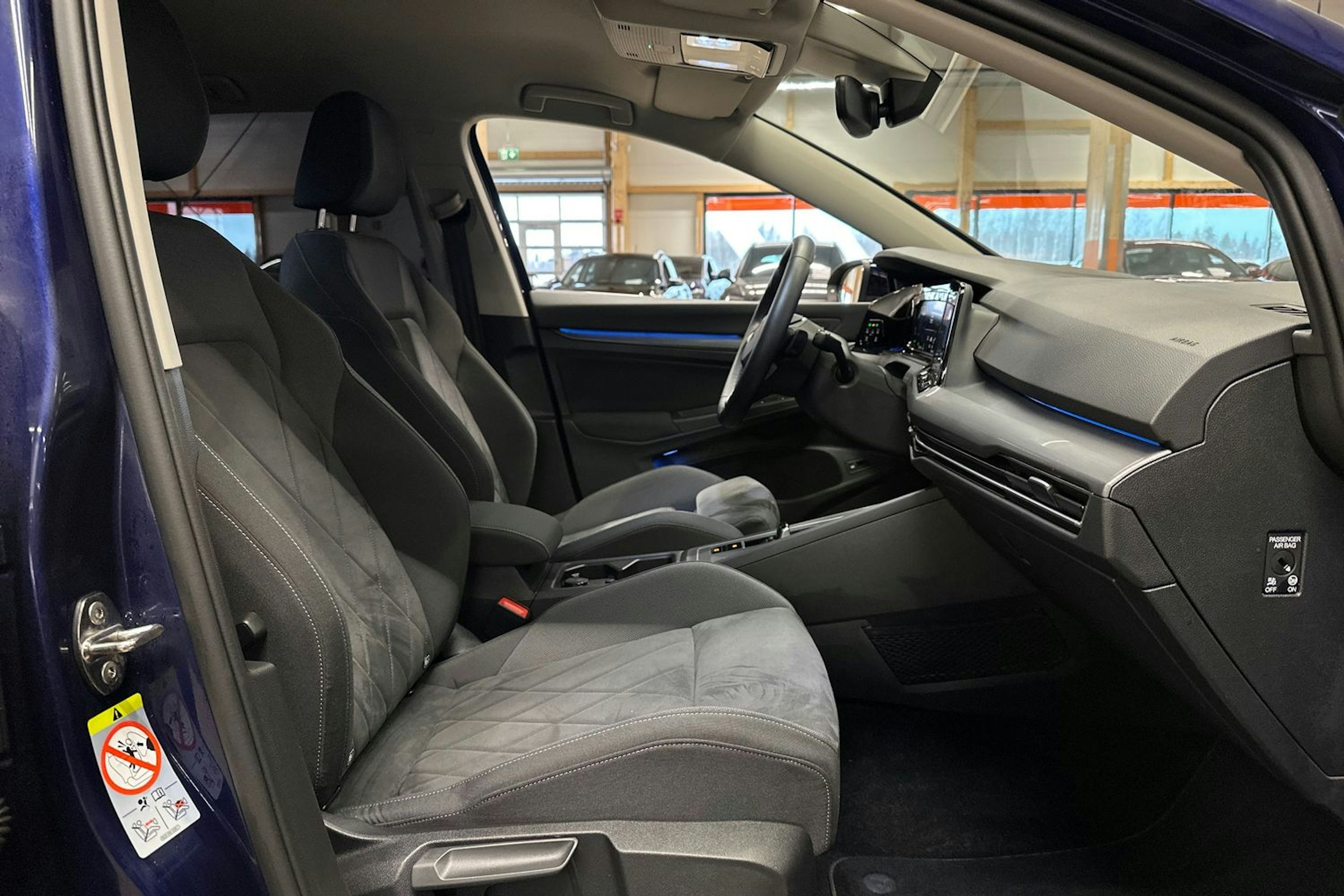 sininen Volkswagen Golf 2021 kuva 14.