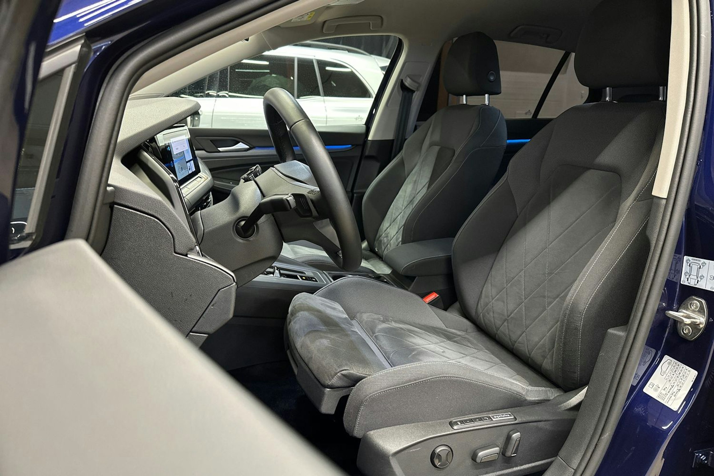 sininen Volkswagen Golf 2021 kuva 15.