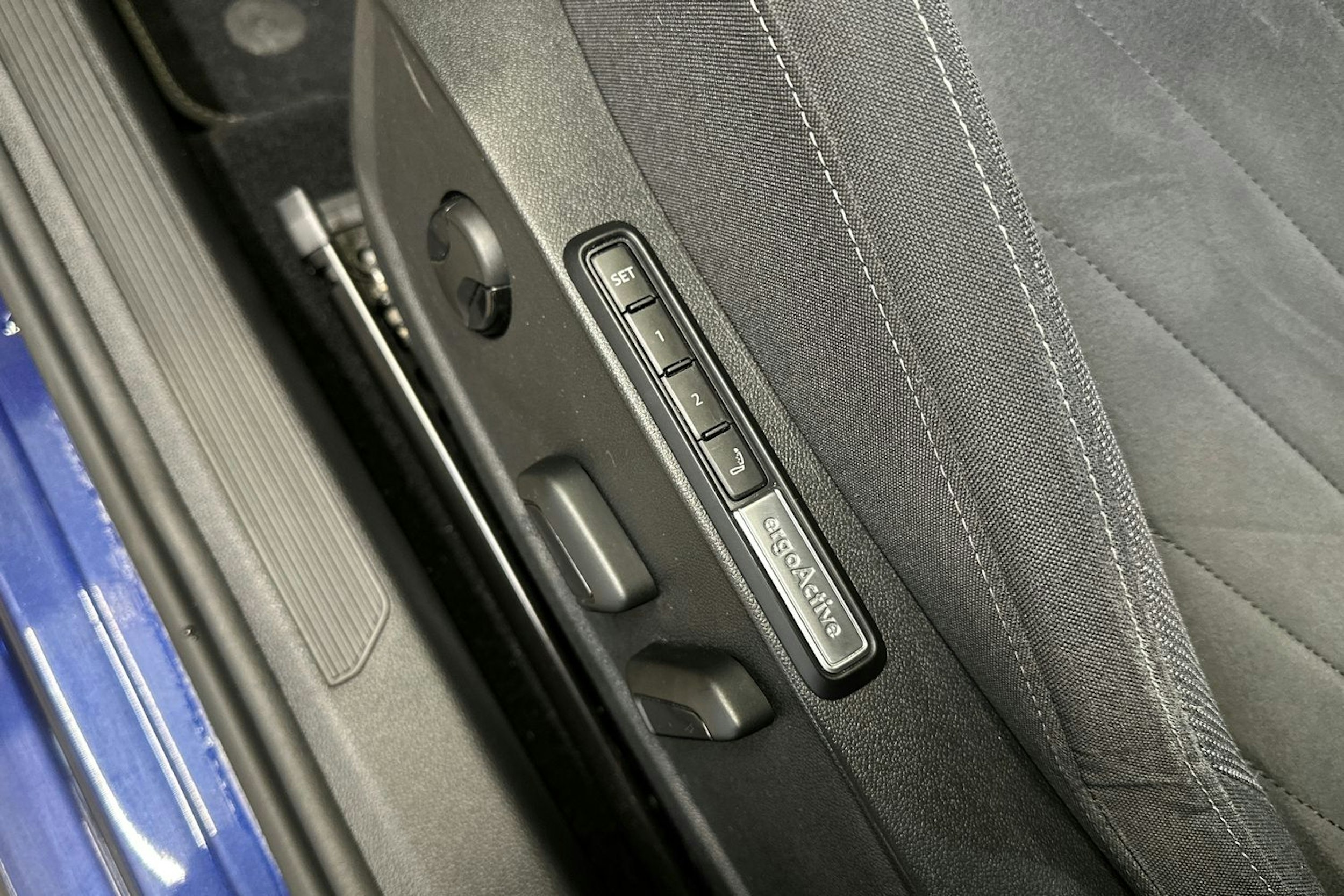 sininen Volkswagen Golf 2021 kuva 16.