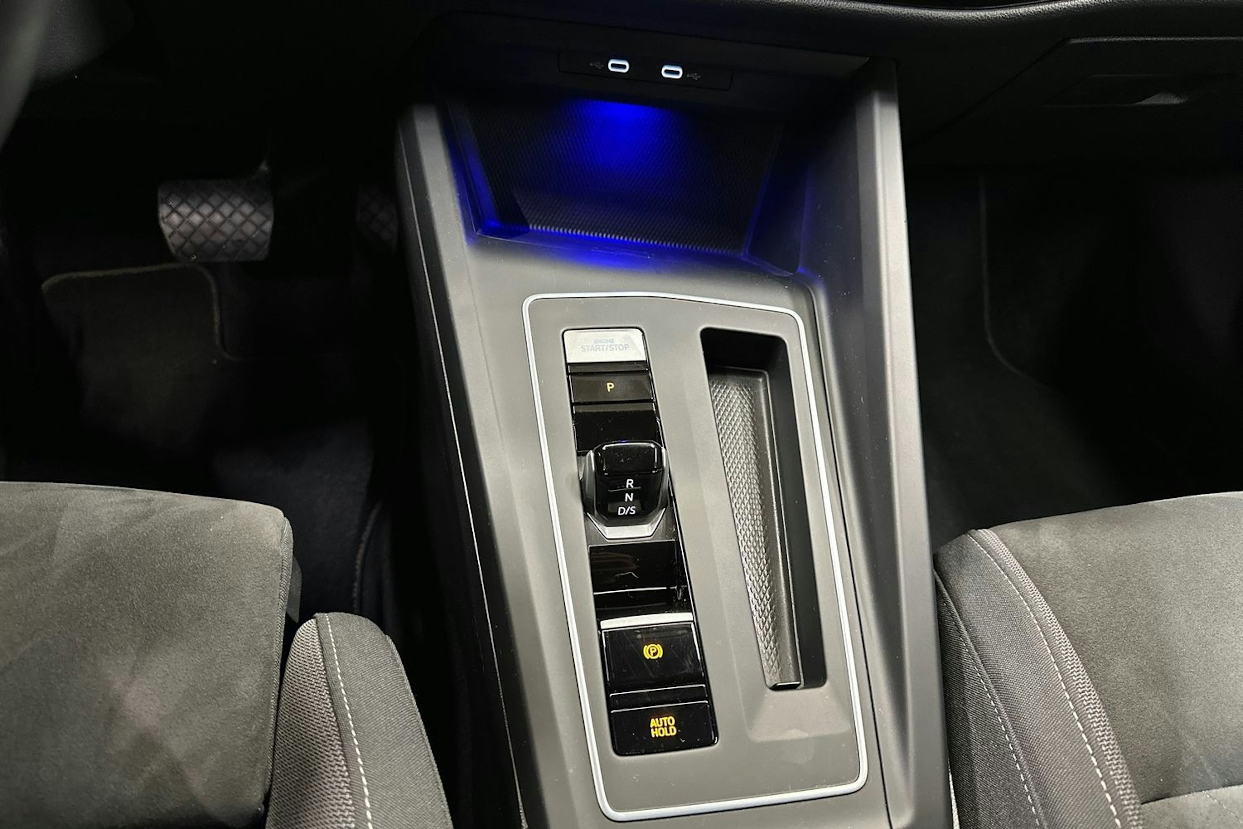 sininen Volkswagen Golf 2021 kuva 22.