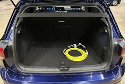 sininen Volkswagen Golf 2021 kuva 28.