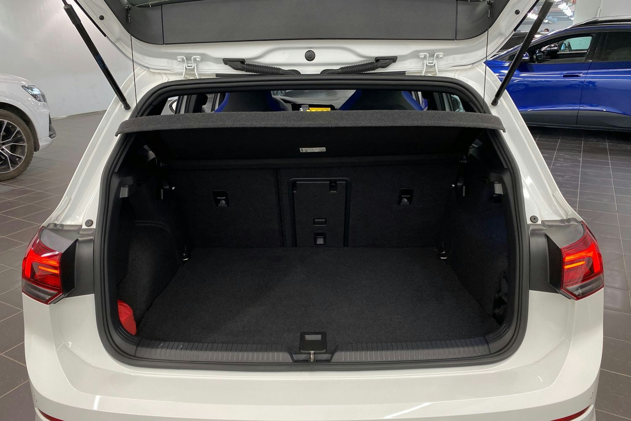 Valkoinen Volkswagen GOLF 2021 kuva 19.