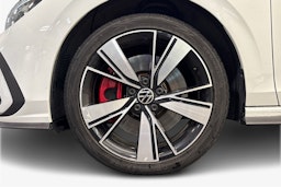 valkoinen Volkswagen Golf 2021 kuva 9.