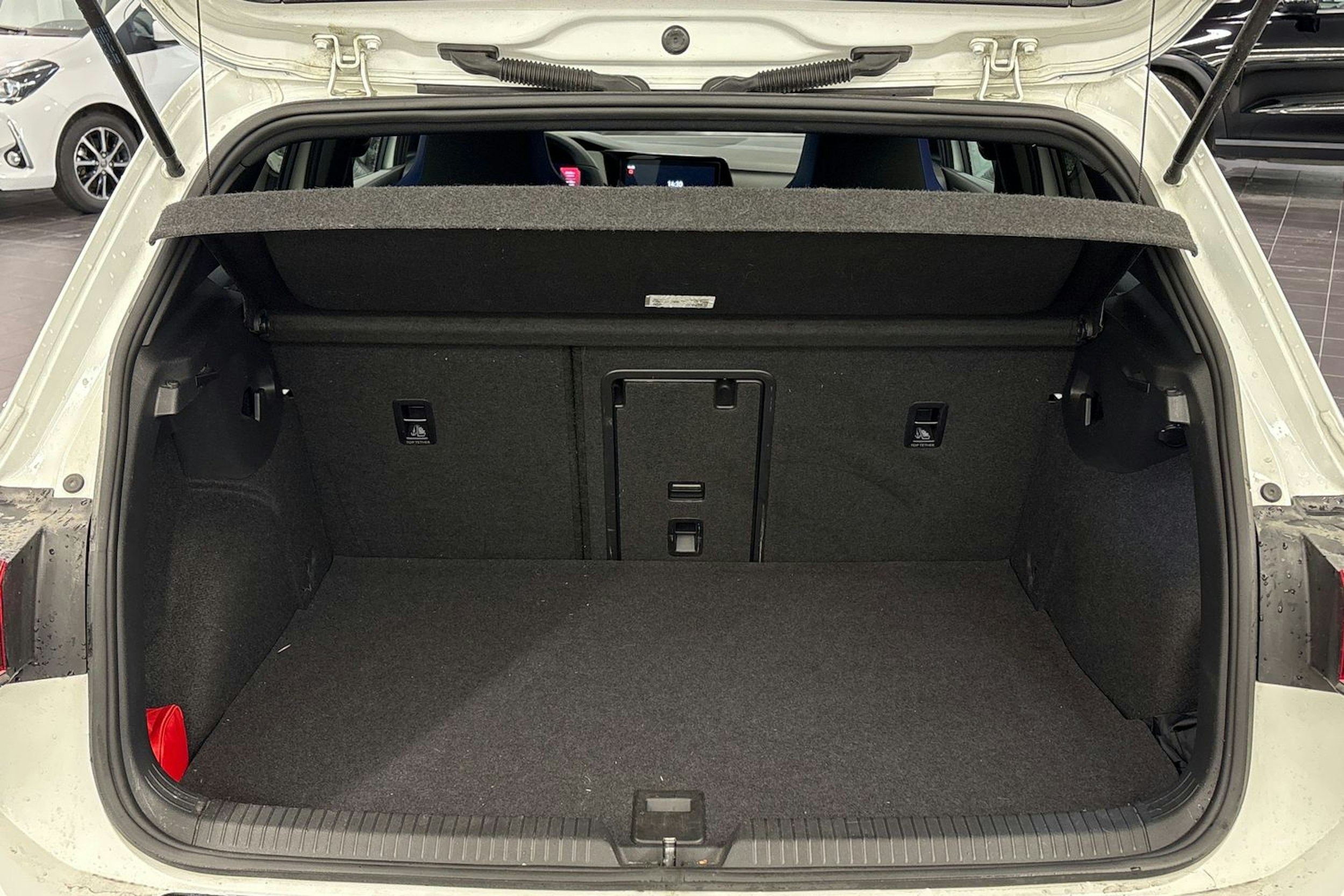 valkoinen Volkswagen Golf 2021 kuva 13.