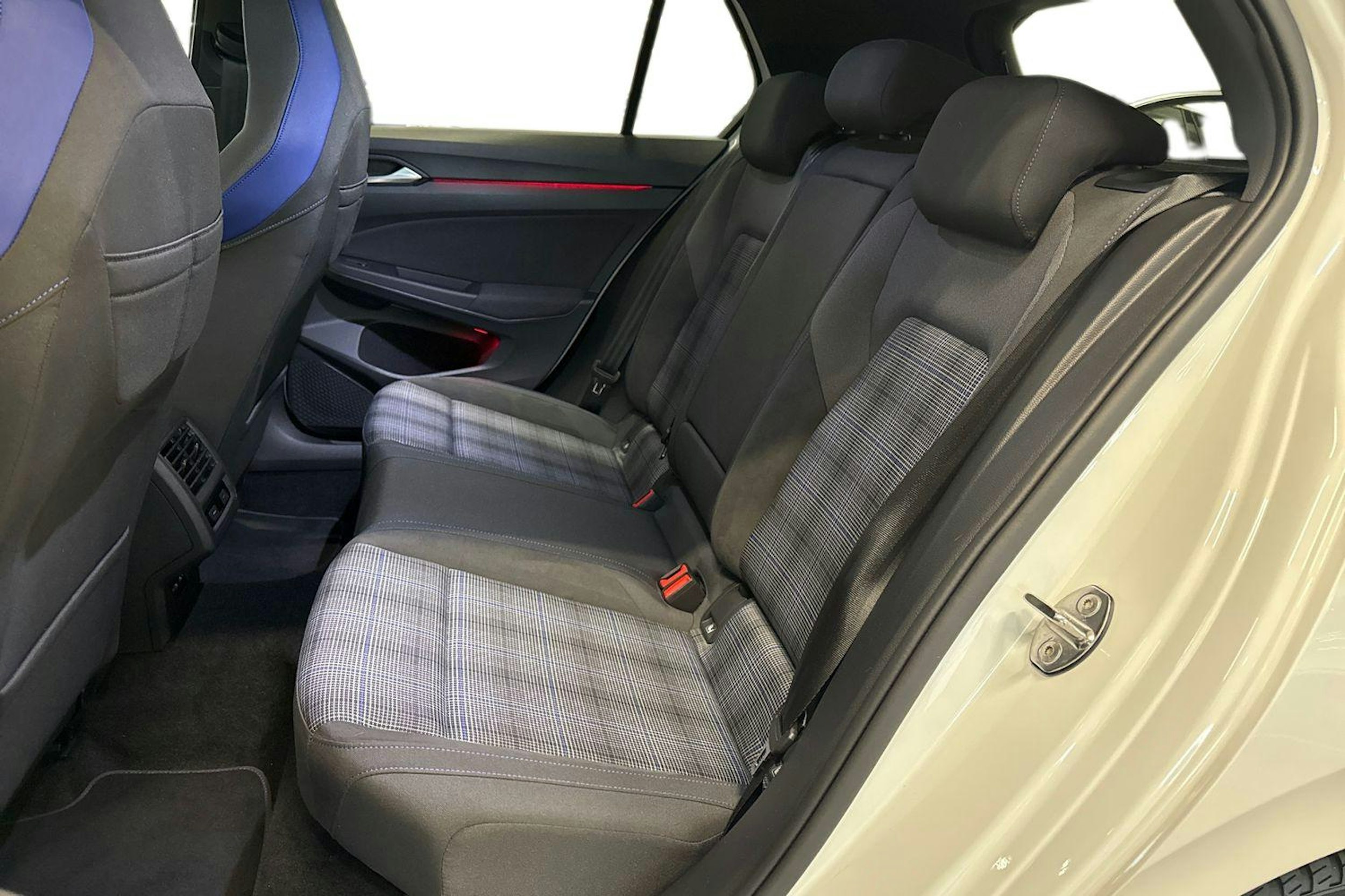 valkoinen Volkswagen Golf 2021 kuva 8.