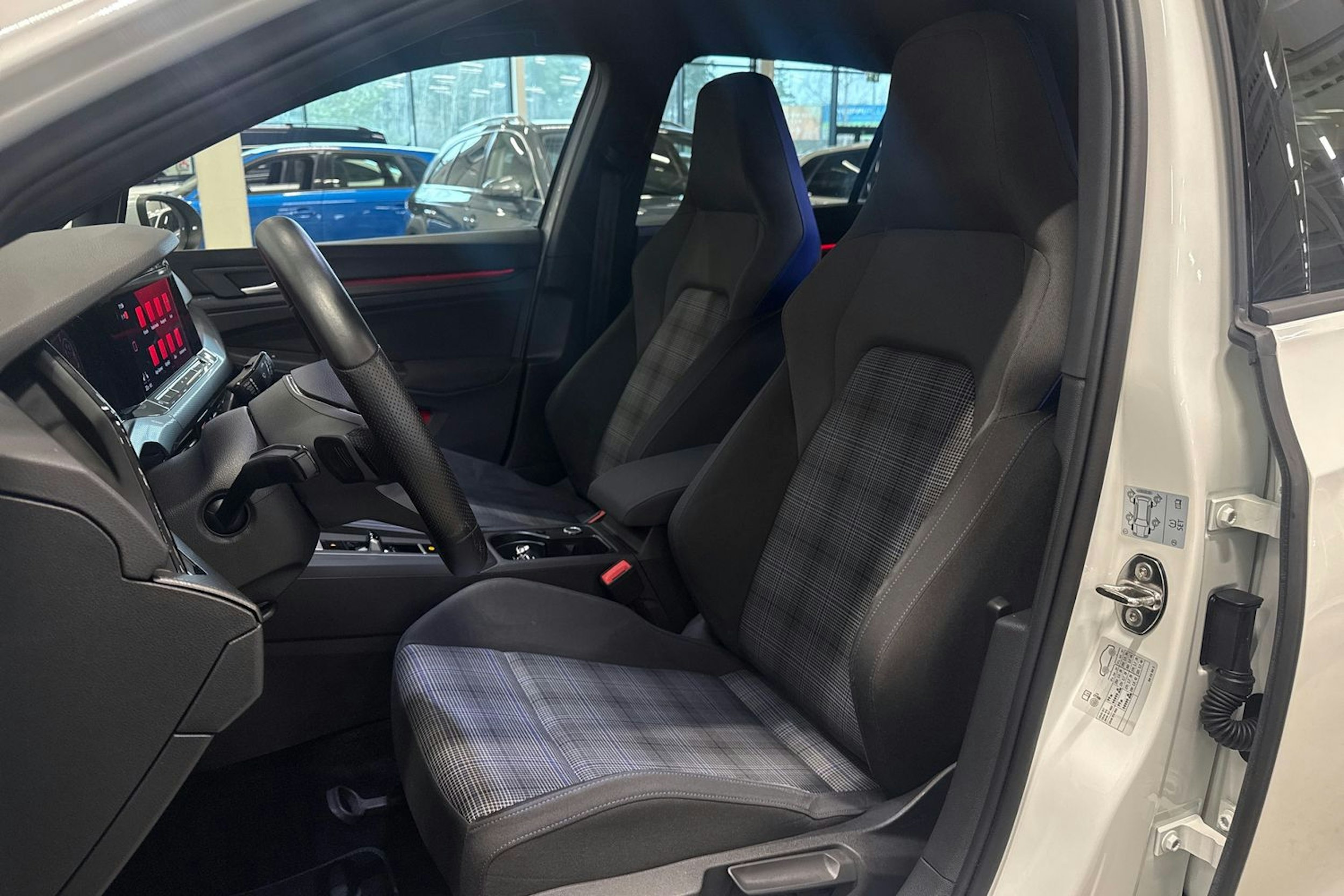 valkoinen Volkswagen Golf 2021 kuva 24.