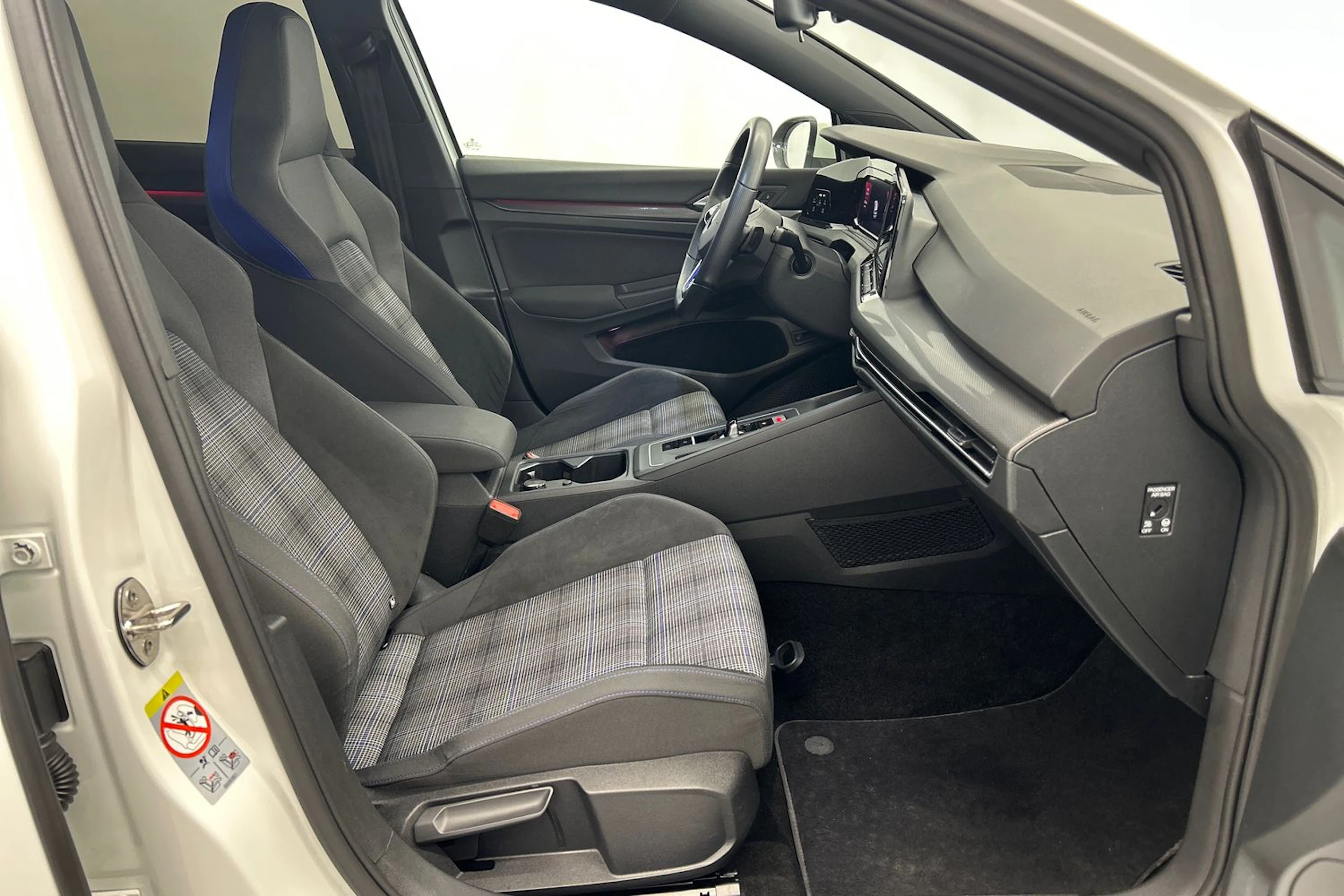 valkoinen Volkswagen Golf 2021 kuva 21.