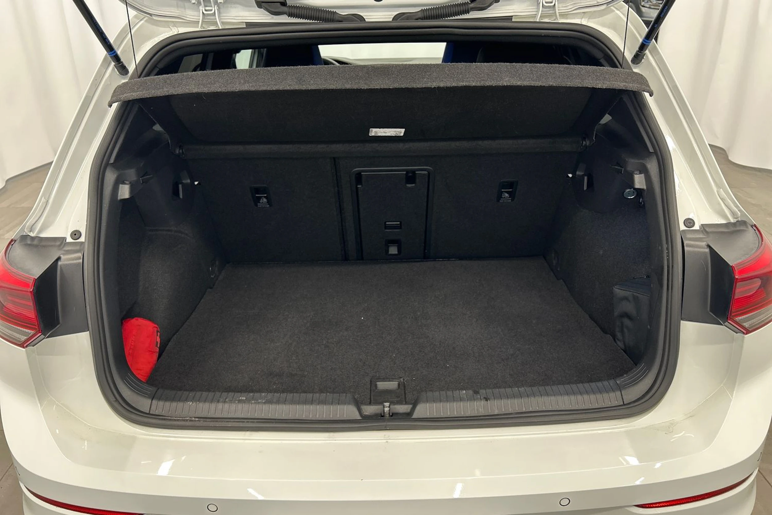 valkoinen Volkswagen Golf 2021 kuva 22.