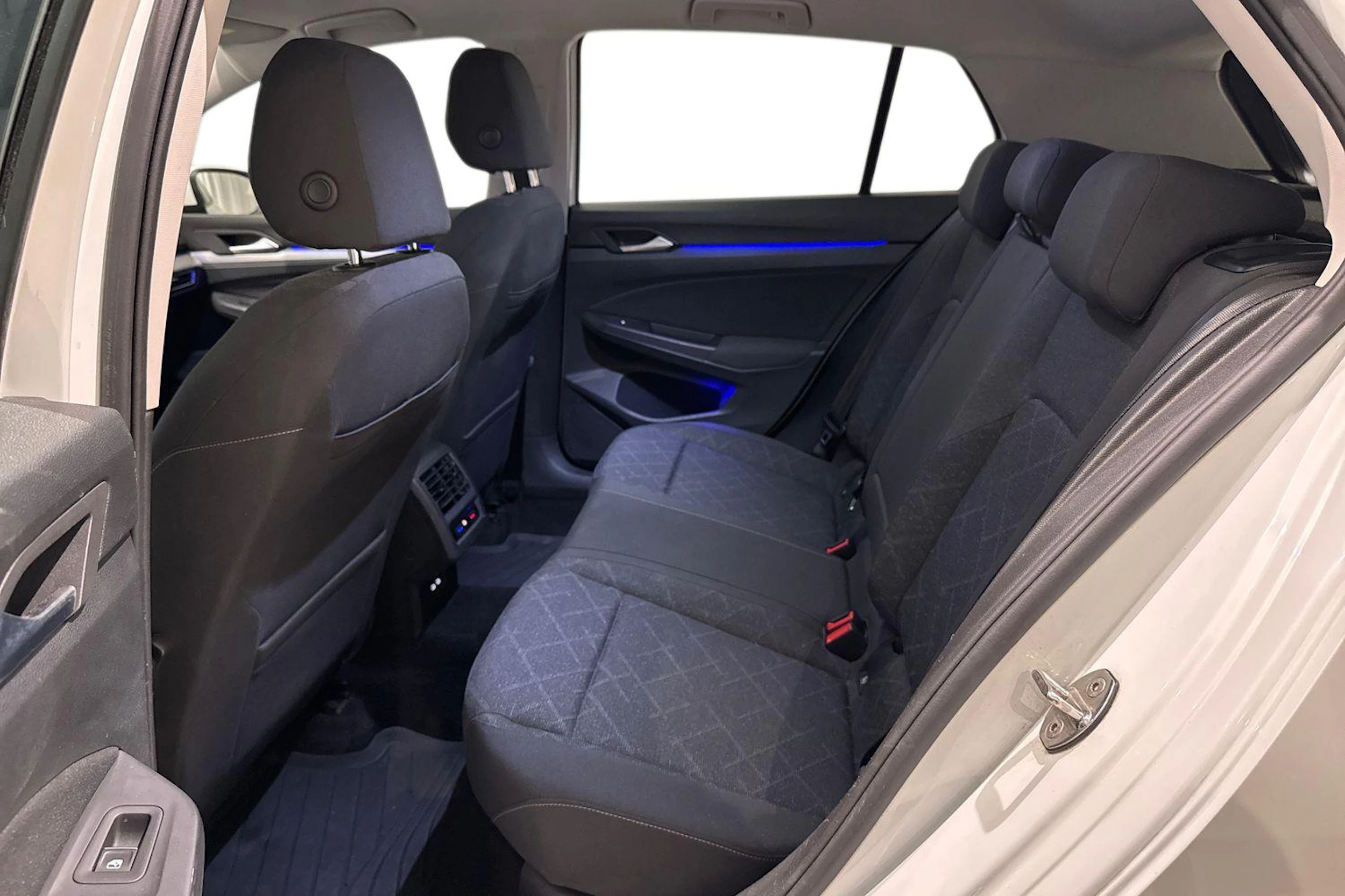 valkoinen Volkswagen Golf 2021 kuva 8.
