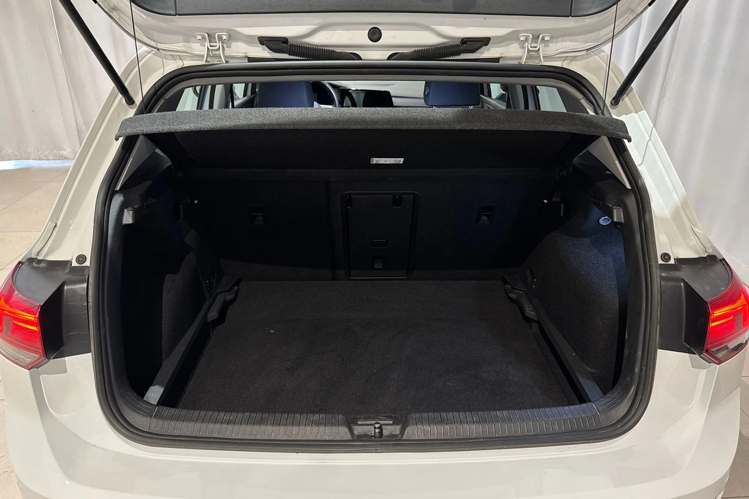 valkoinen Volkswagen Golf 2021 kuva 13.