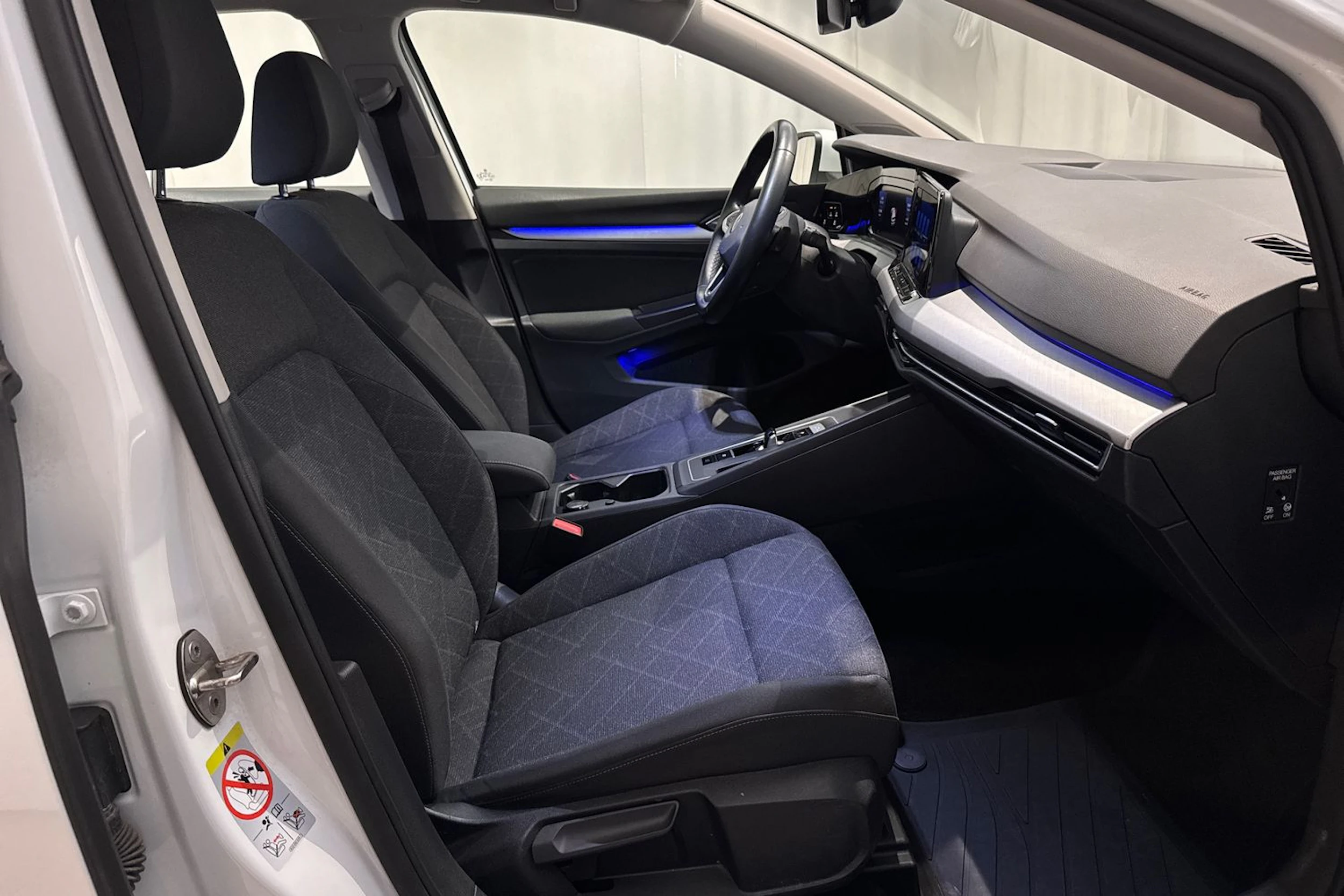 valkoinen Volkswagen Golf 2021 kuva 14.